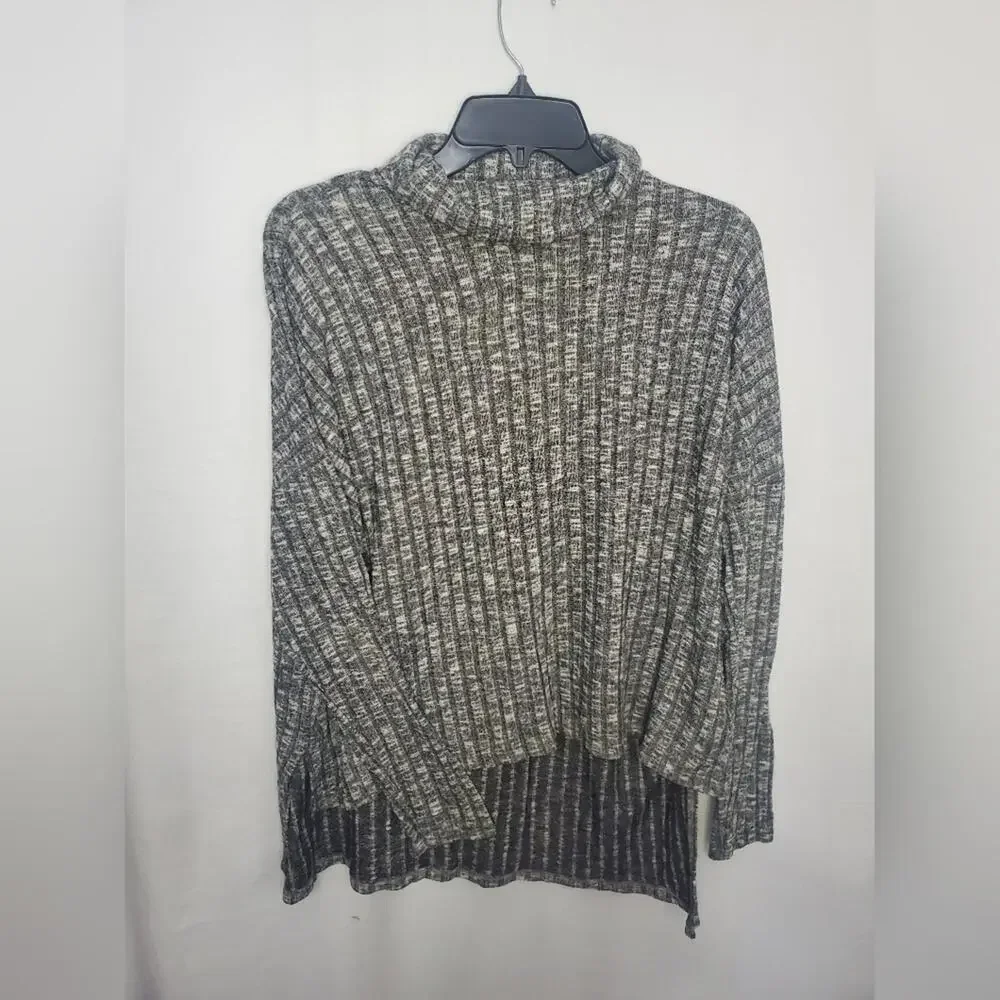 Pre-Owned Women’s Black and White Turtleneck Sweater Shirt Size Large