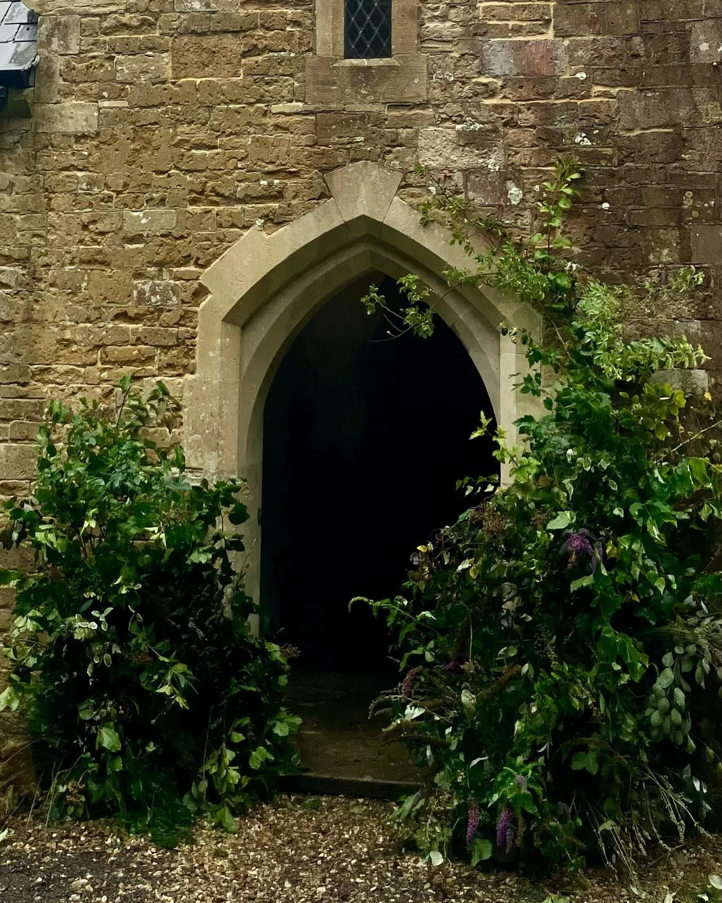 Congratulations to A&amp;A who got married yesterday in their beautiful church.  A wonderful brief of foliage only urns and arch (maybe a few hedgerow flowers in there!) and a few seasonal meadows.

A big thank you to my amazing team
@eastwick_farm_f