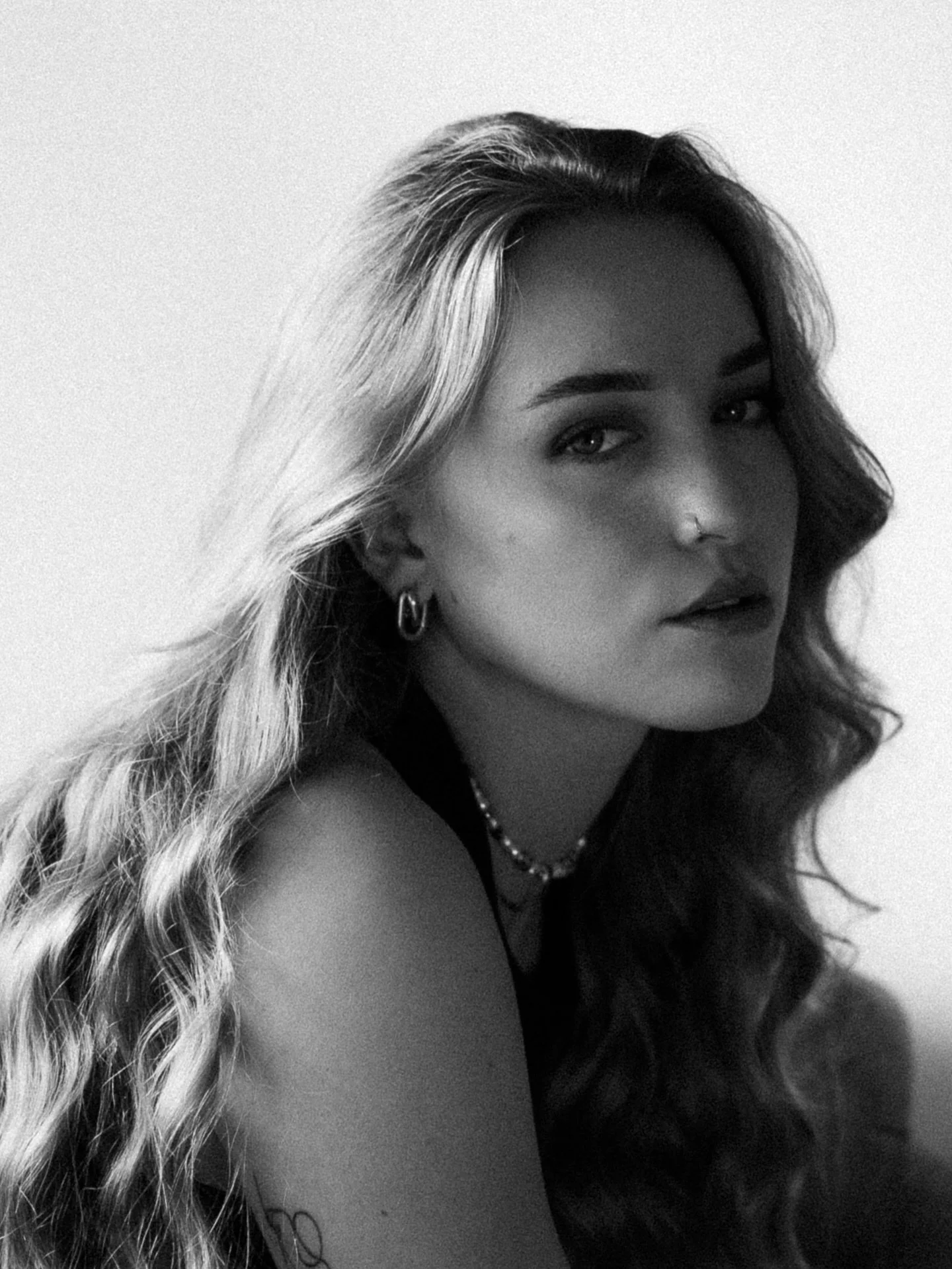 catching eyes in the mirror

muse: @melanie.eider 
@sony.deutschland.at @somelightmag 

#sony #photography #blackandwhite #create #portrait