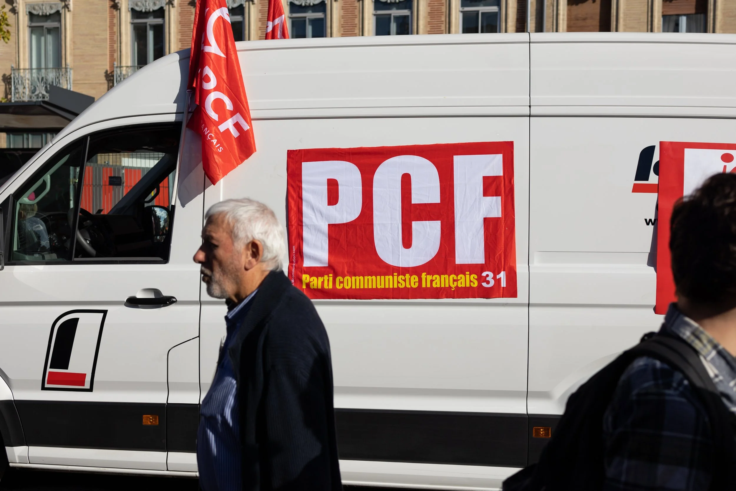 Cortège du Parti communiste français, drapeau, van, passant.