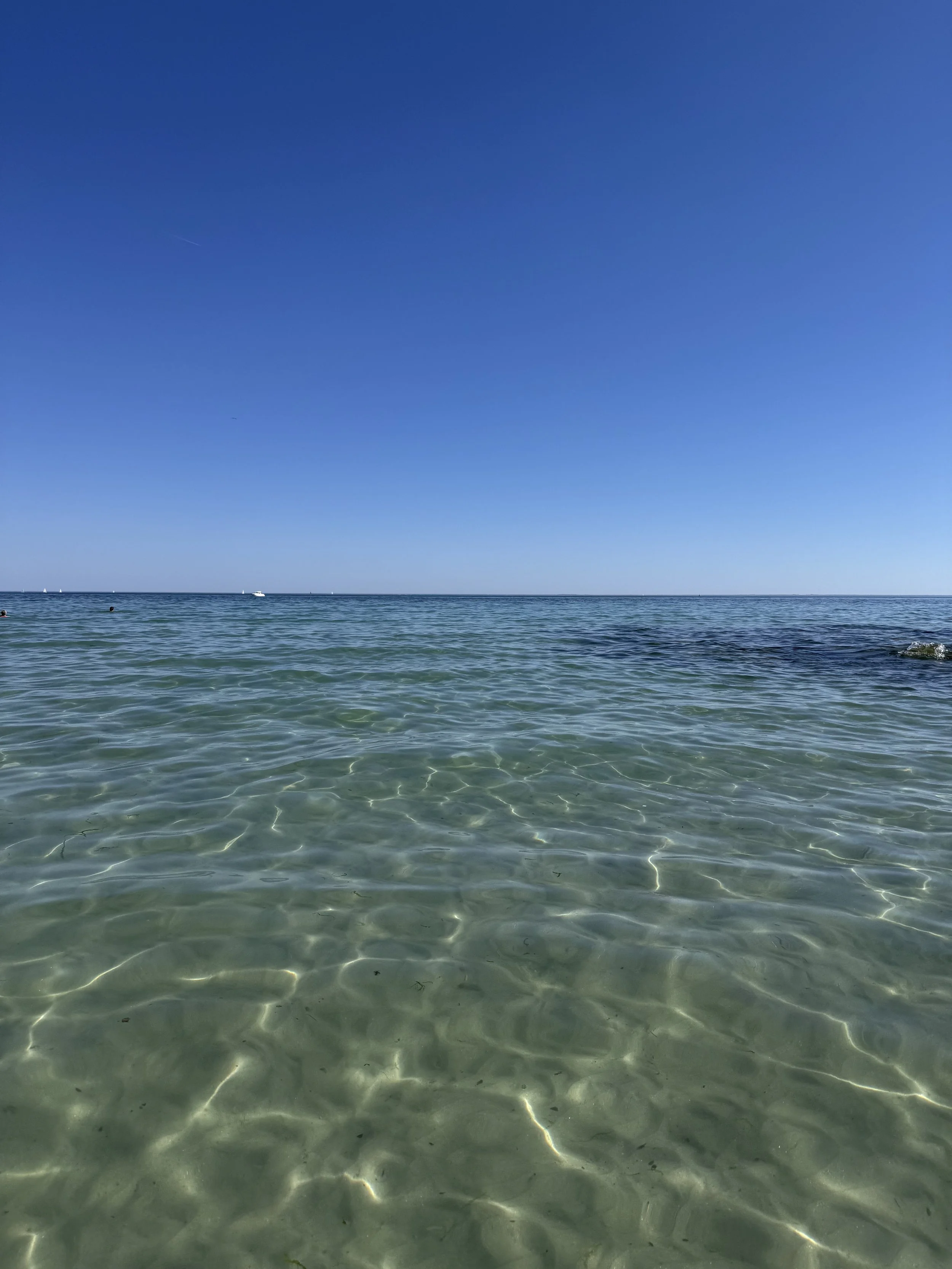 eau-cristalline-plage-kermyl-beg-meil-finistere.jpeg