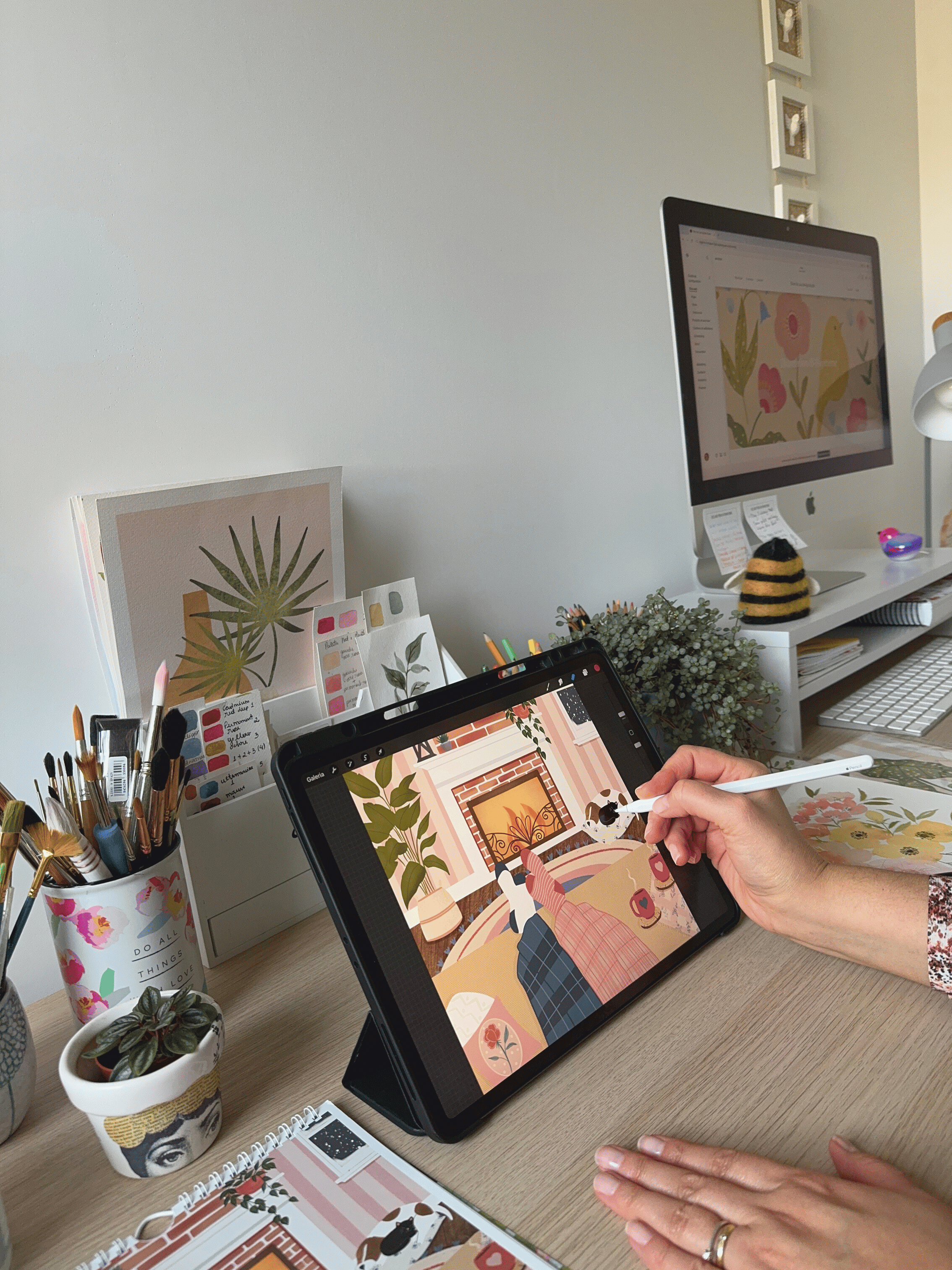 Illustratrice Elizabeth Goncalves travaillant sur une illustration numérique sur tablette dans son studio