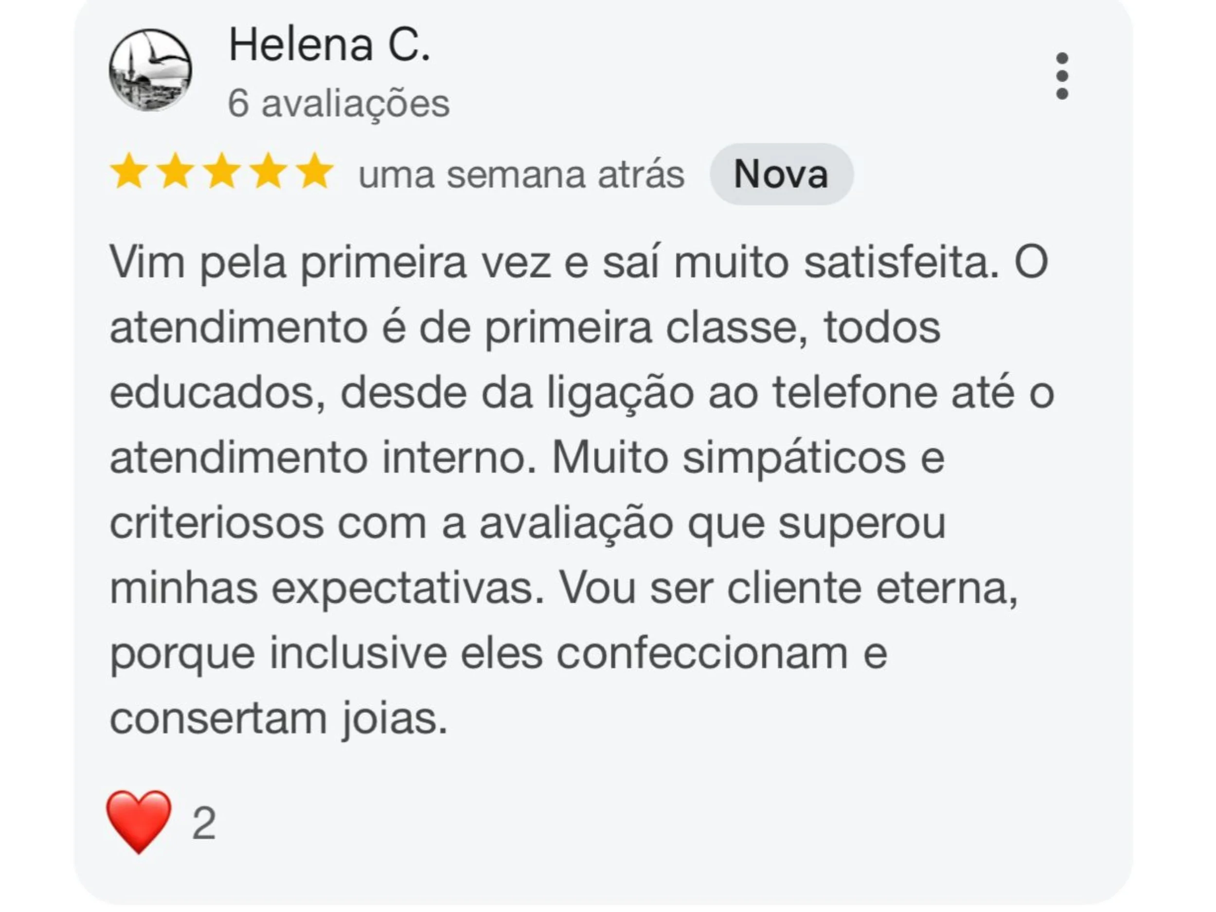Avaliação de cliente com cinco estrelas, nome Helena C., texto de avaliação positiva sobre atendimento e serviço, ícone de coração vermelho com o número 2.