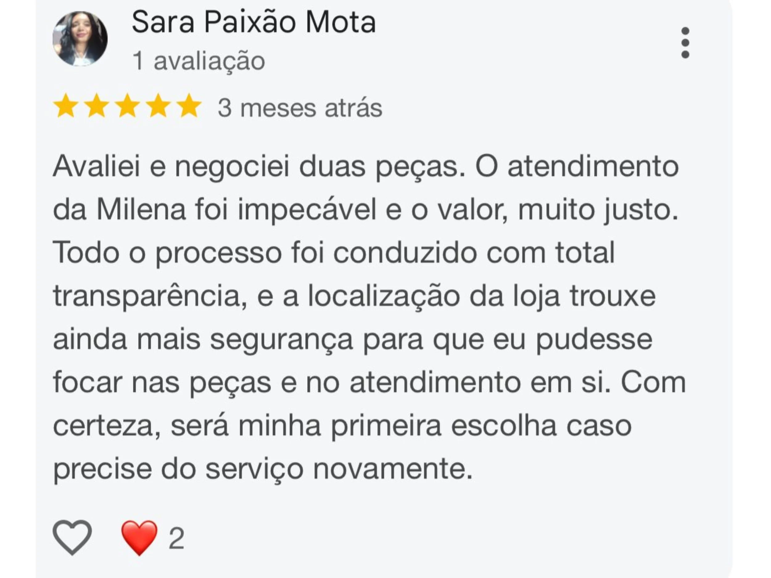 Avaliação de cliente com foto de perfil de uma mulher de cabelo escuro e óculos, estrelas douradas de avaliação, texto positivo sobre atendimento de loja e compra de peças, com ícones de coração e coração vermelho com número 2.