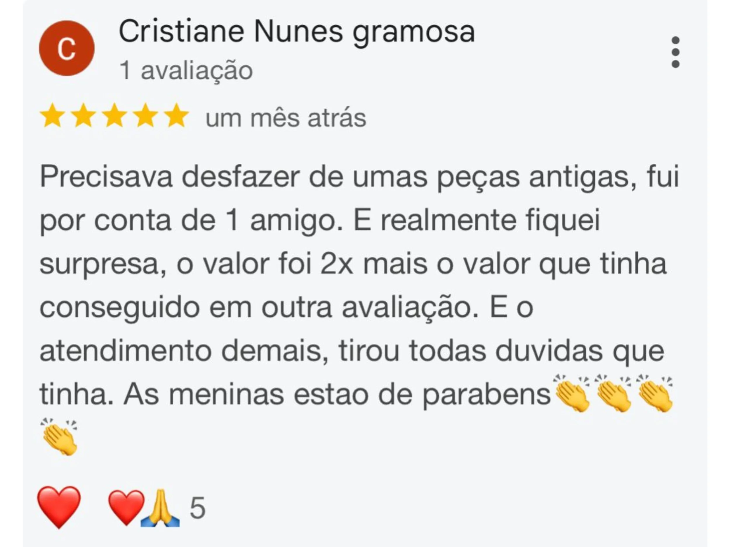 Avaliação de uma cliente chamada Cristiane Nunes Gramosa, com cinco estrelas, comentando sua experiência em uma loja. Ela agradece pelo atendimento e pelo produto, elogia as meninas e finaliza com emojis de corações, mãos levantadas e oração.