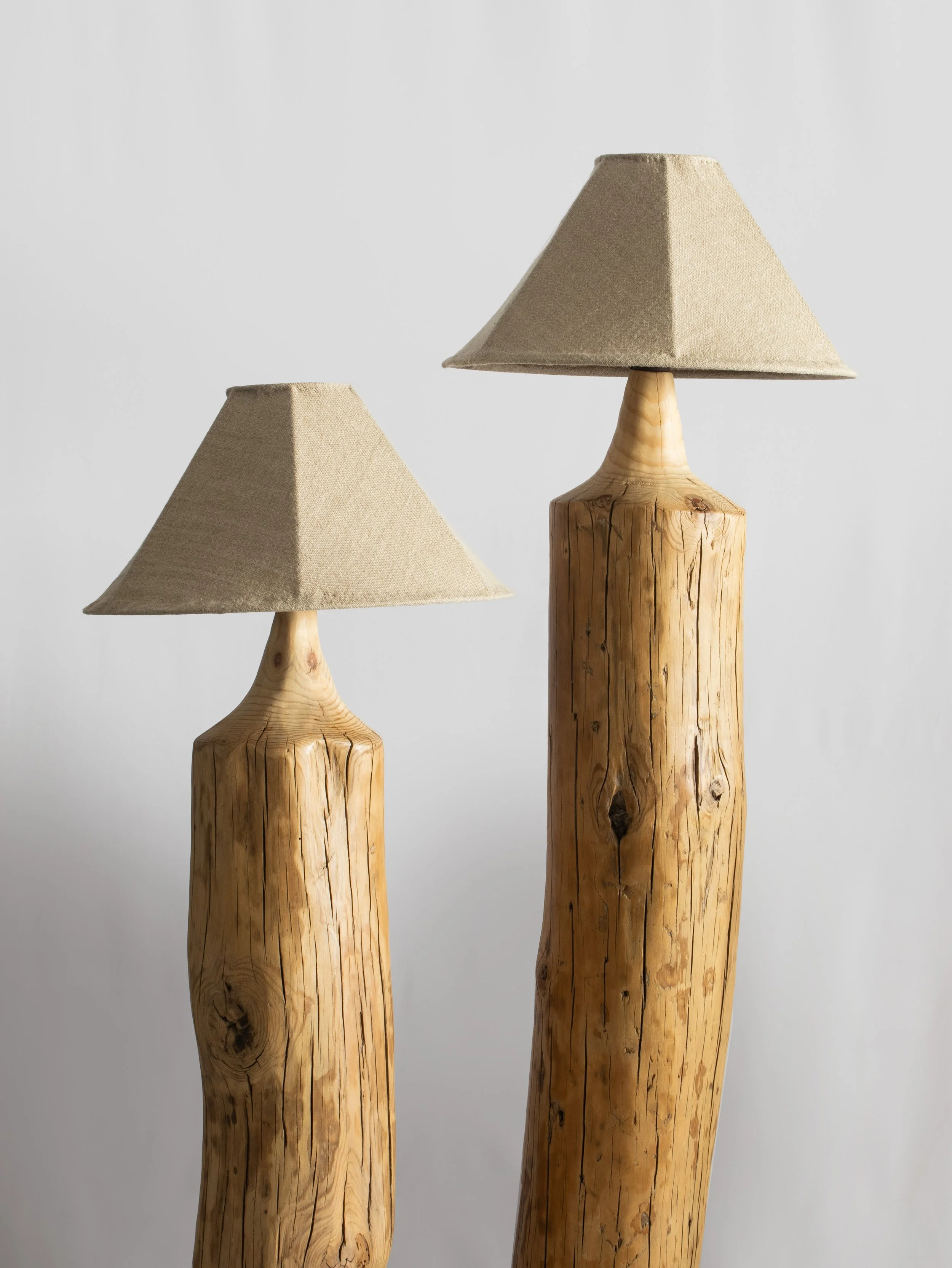 Vigas de madera centenarias convertidas en lámpara de pie.