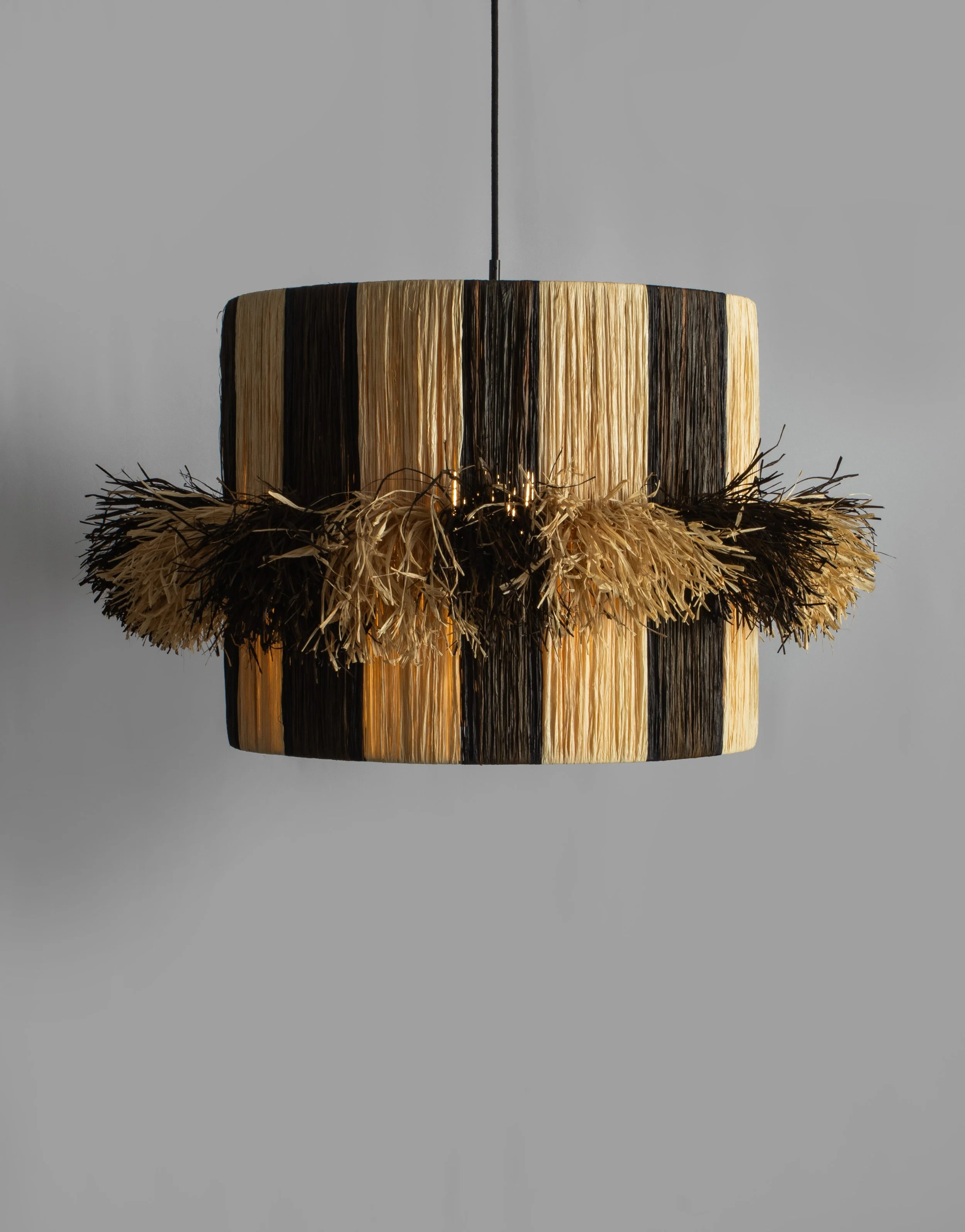 lámpara artesanal de rafia natural hecha a mano dosana studio