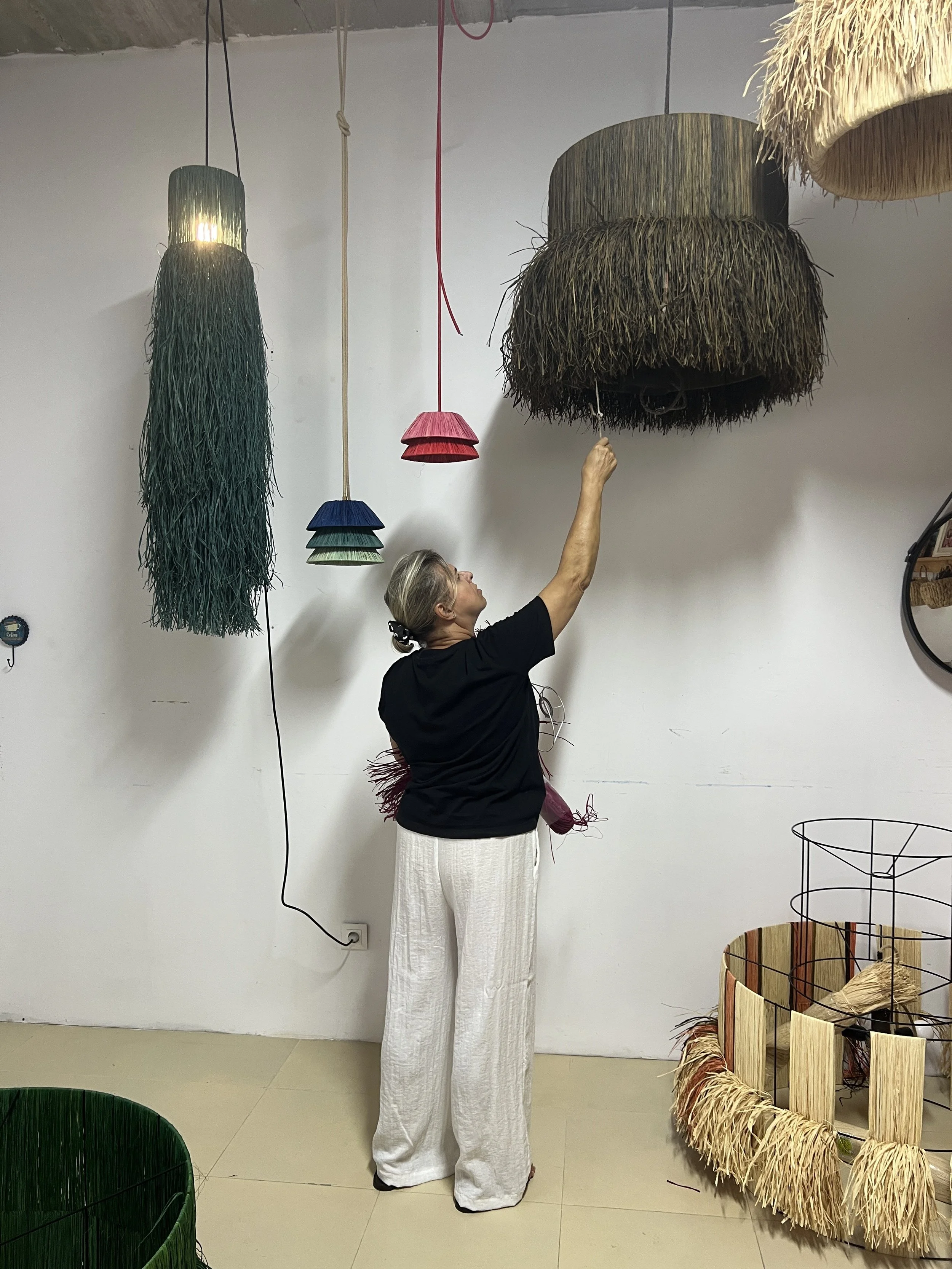 Comparación de tamaños y proporciones de lámparas artesanales hechas a mano en taller, con referencia humana para elegir la medida adecuada según el espacio.