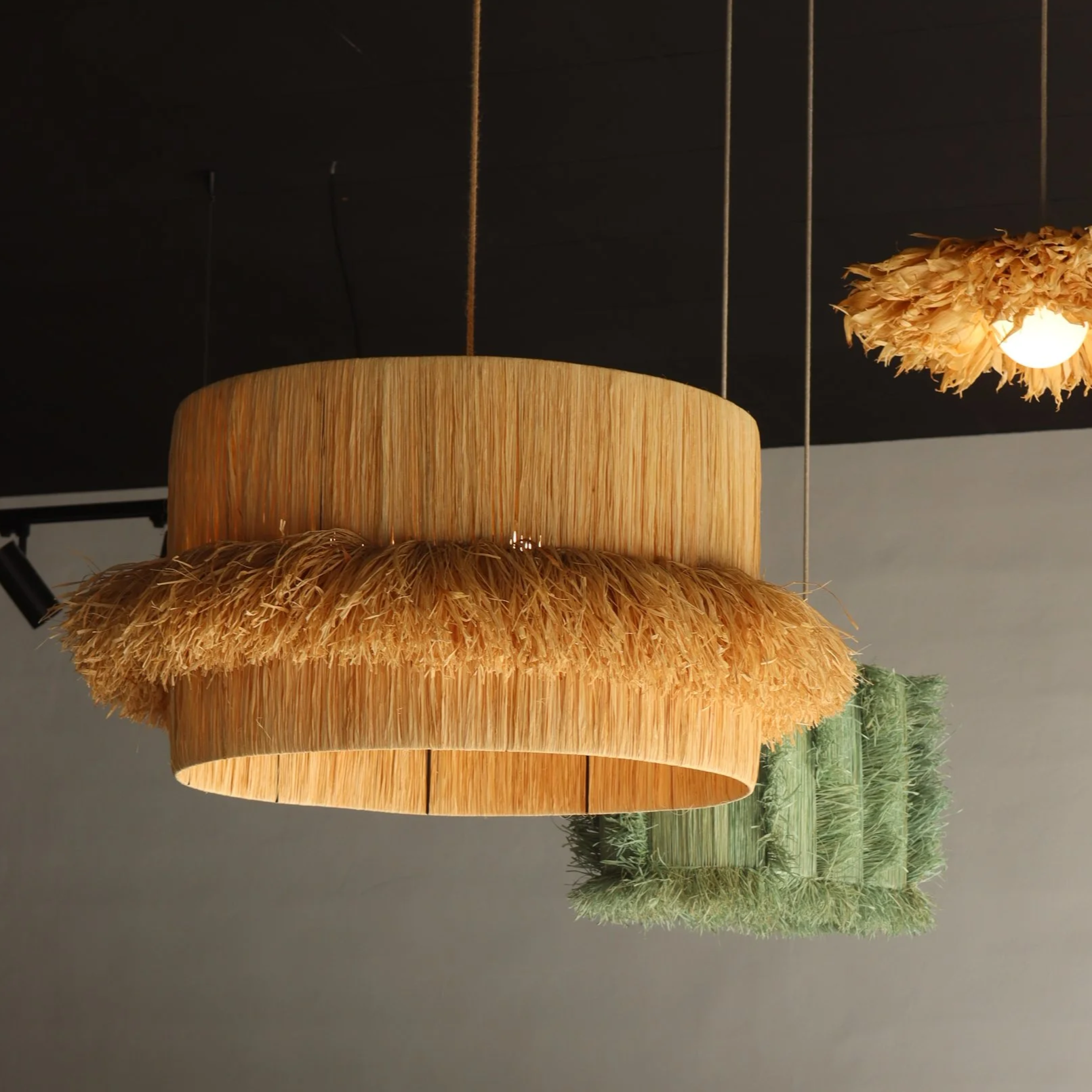 Lámpara artesanal JIRO de rafia natural realizada a mano en el taller de Dosana.