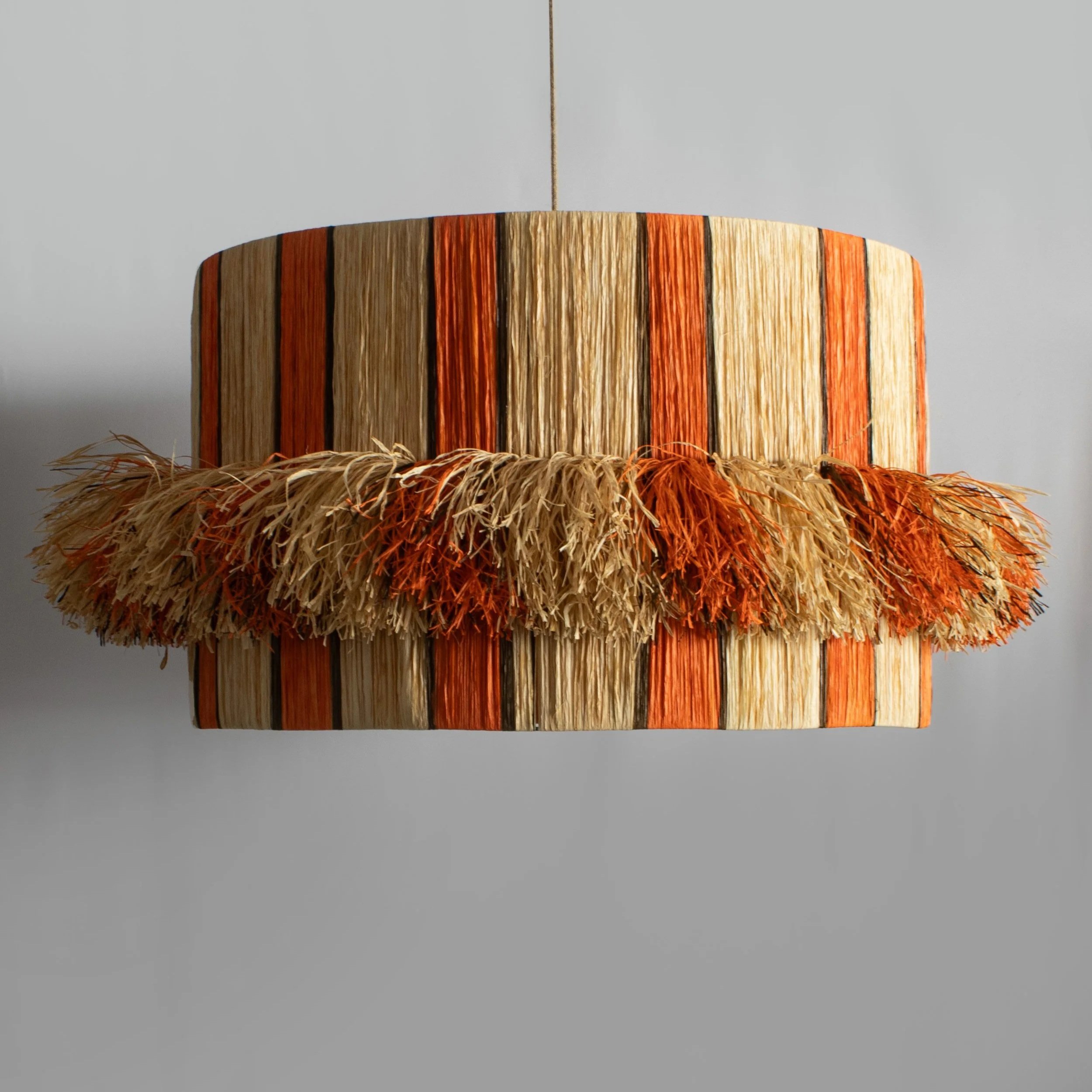 El uso del color en materiales naturales permite introducir contraste sin perder la esencia artesanal, adaptando la pieza a distintos estilos de interior.