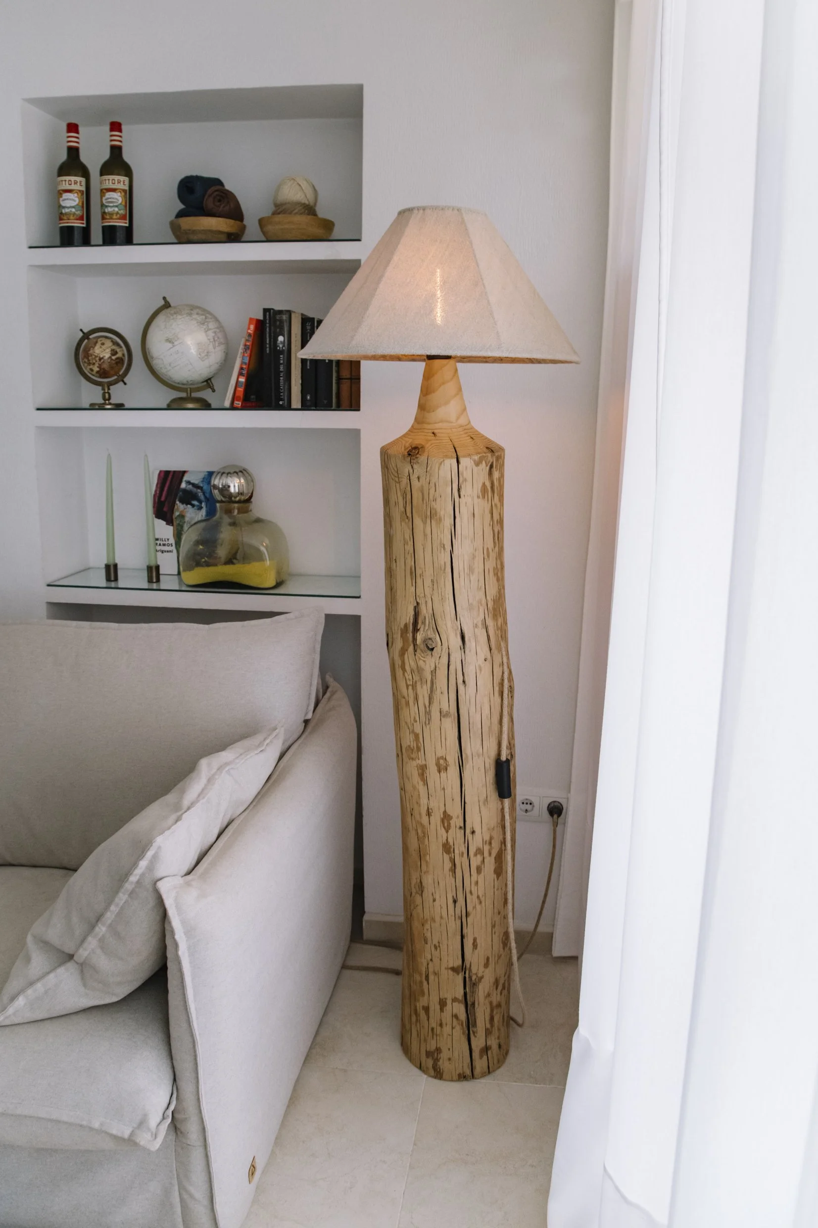 Lámpara única de pie en ambiente, modelo VILORIA de madera centenaria recuperada.