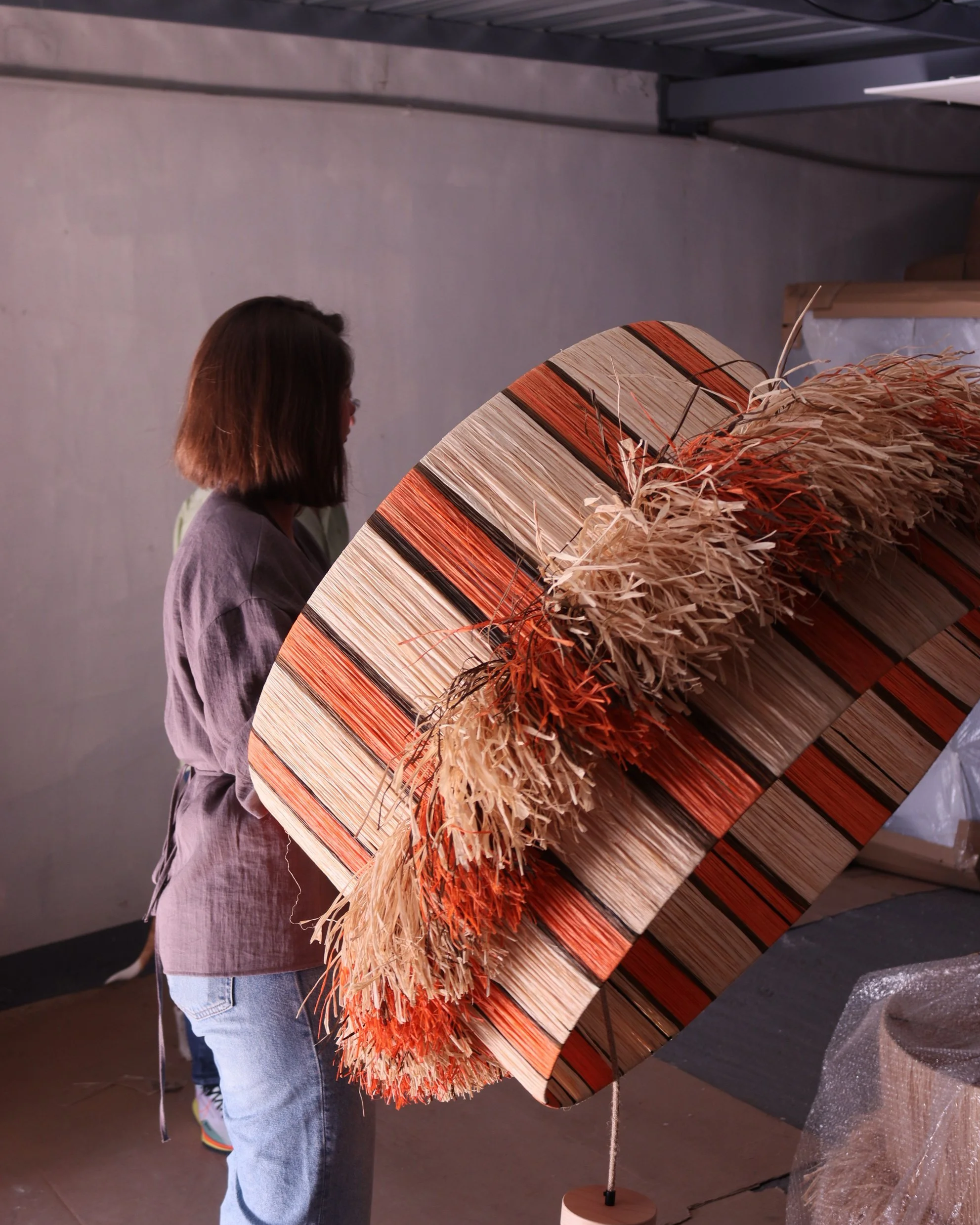 Lámpara artesanal de rafia natural a tres colores de estilo mediterráneo