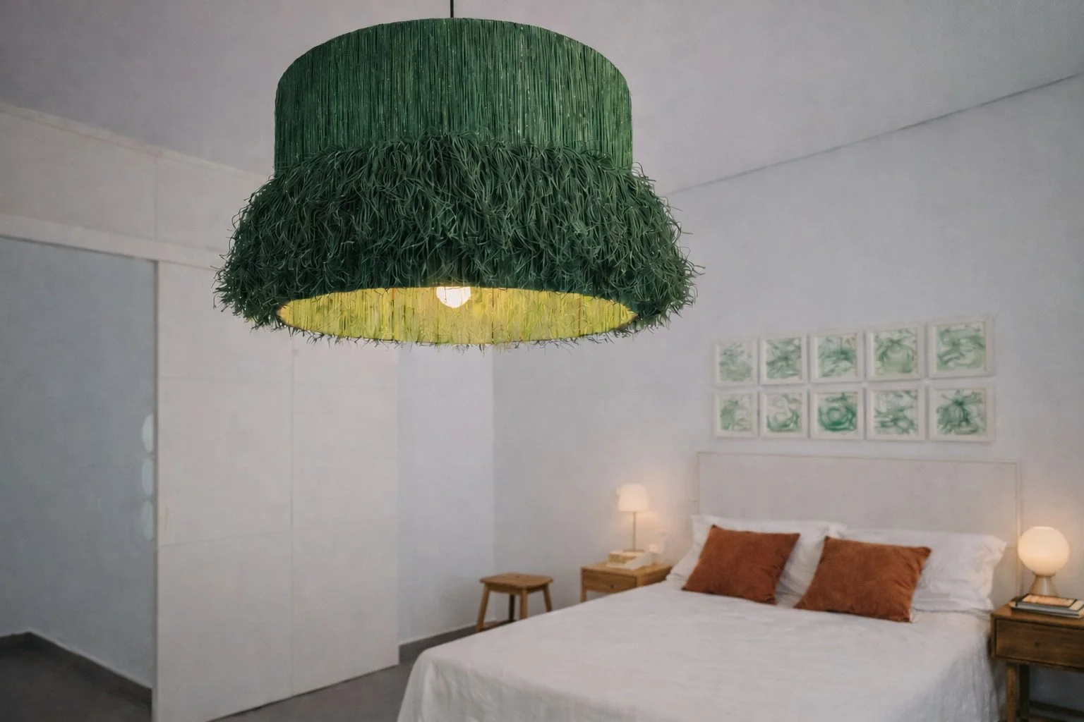 Lámpara artesanal en acabado verde realizada mediante fibras naturales teñidas.