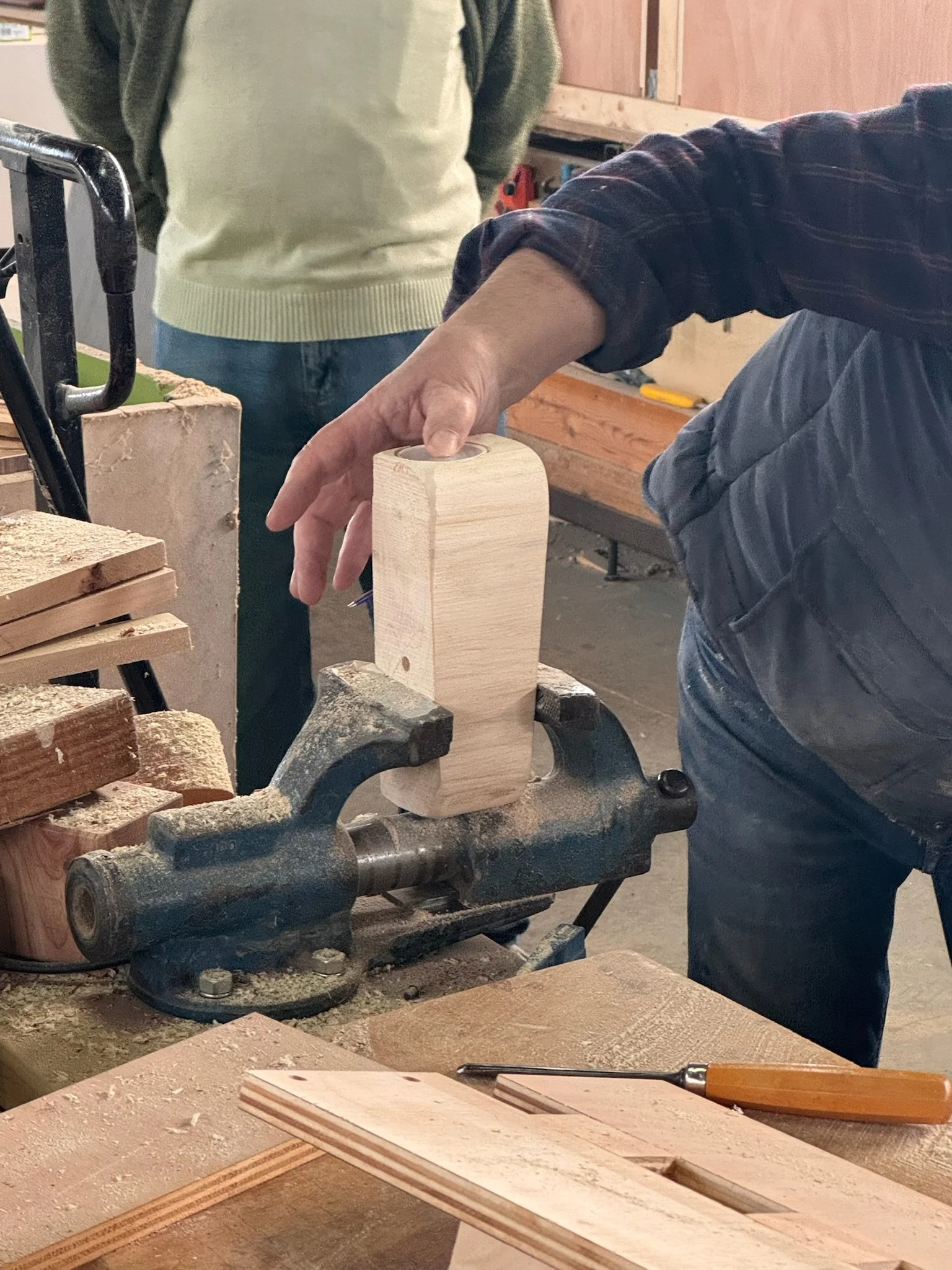 Proceso artesanal de HAZO, aplique de pared de madera trabajado a mano en taller