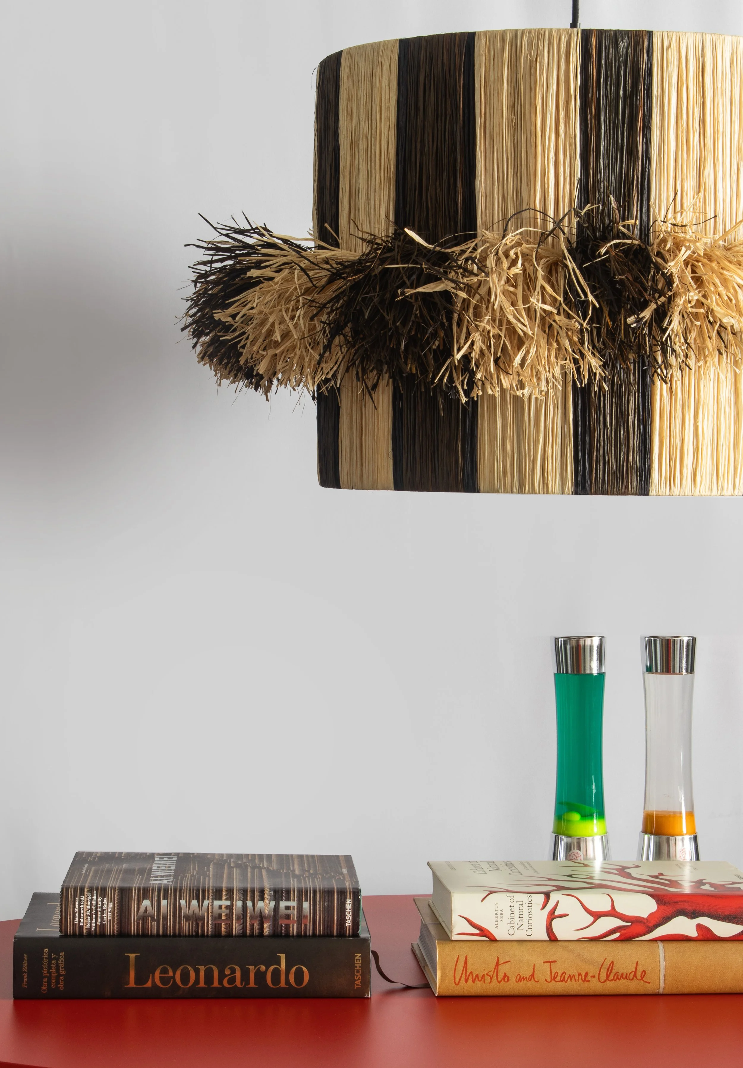 Detalle de lámpara artesanal de fibras naturales con luz cálida que transforma la atmósfera del espacio