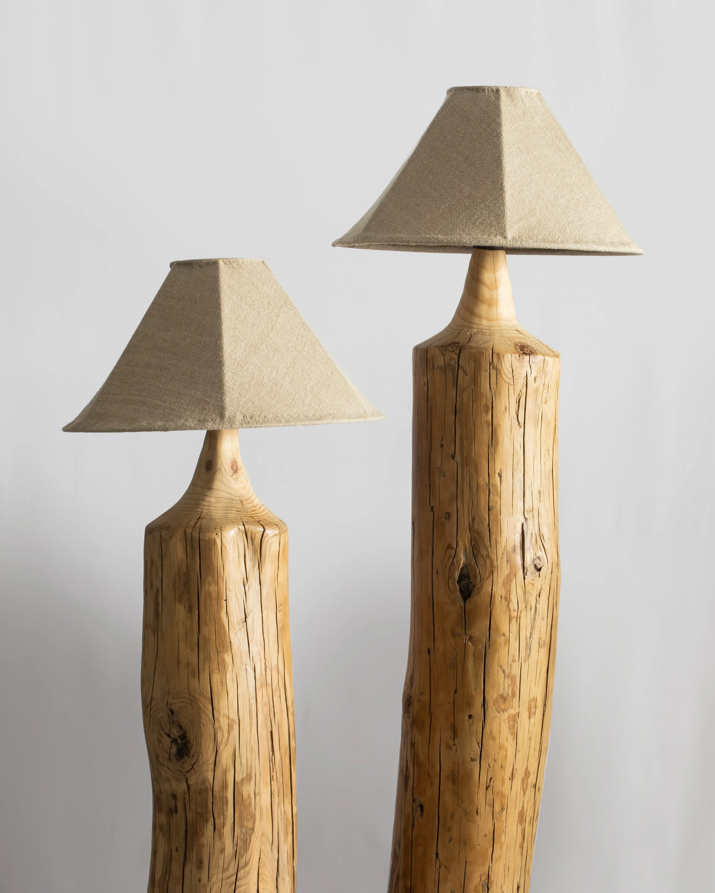 Lámparas de pie de madera recuperada de casonas antiguas y pantalla de lino natural.