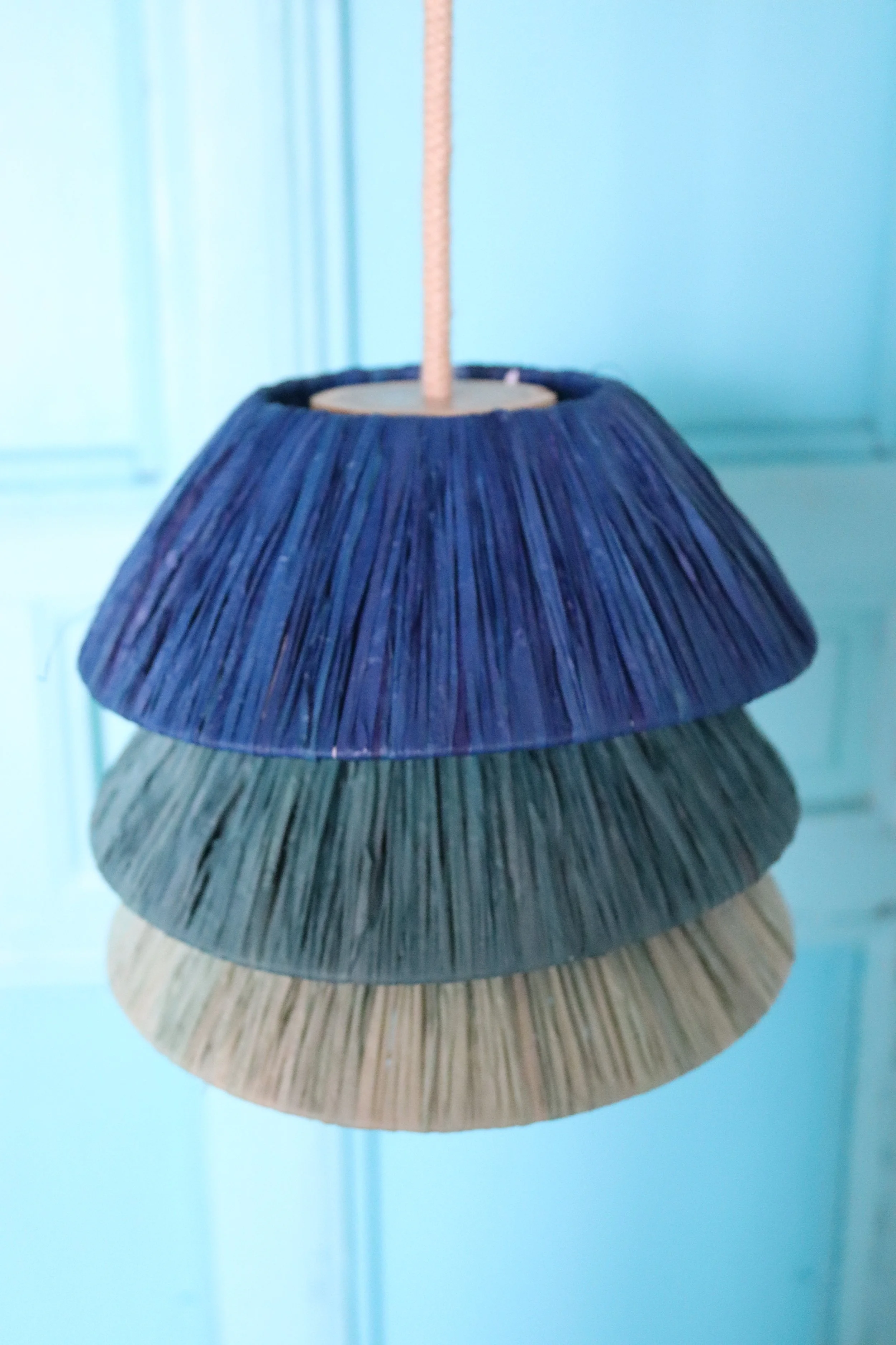 Detalle de la lámpara TRINA de rafia natural azul, pieza artesanal hecha a mano