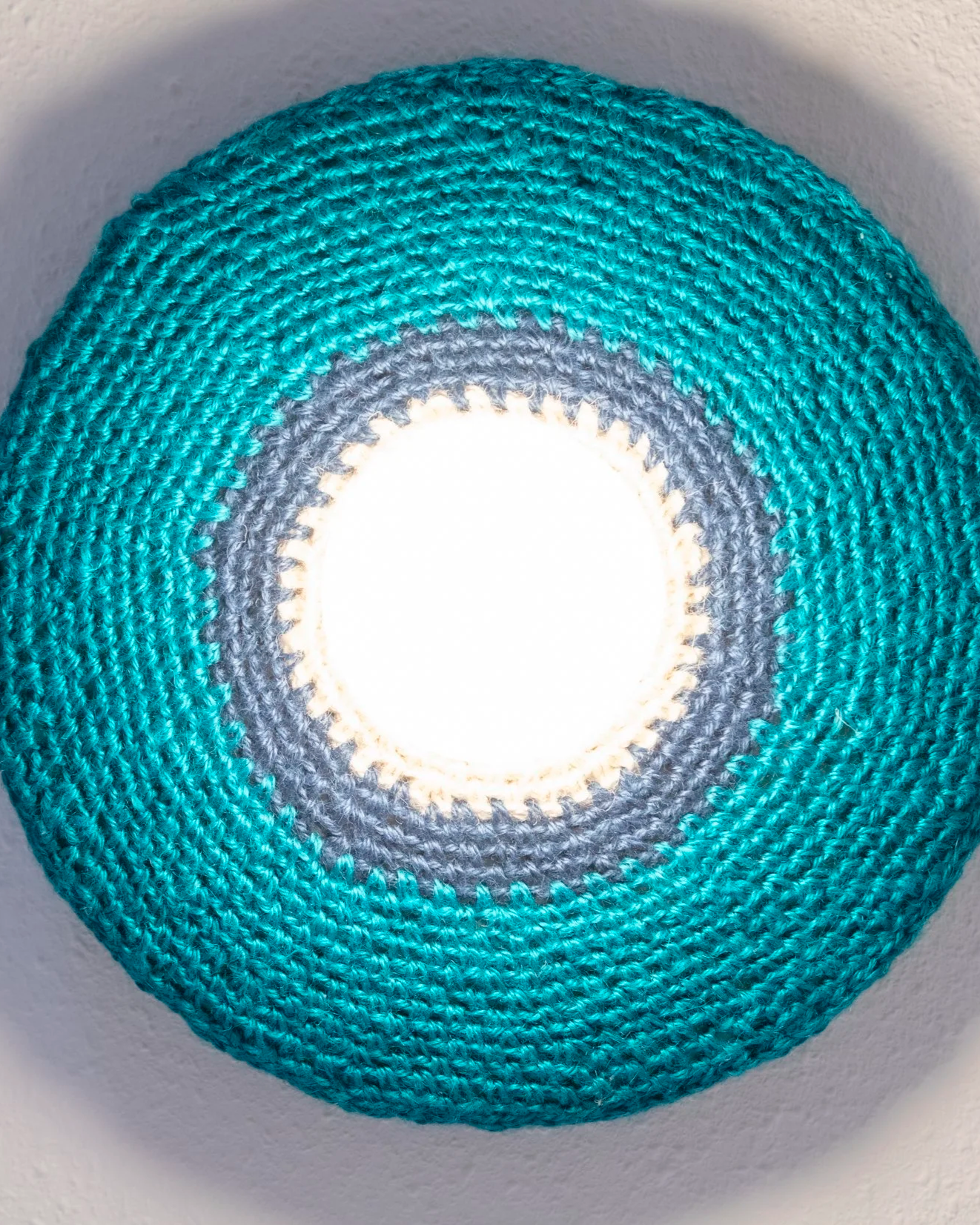 Lámpara de techo o aplique de pared con tejido circular en crochet a tres colores personalizable.