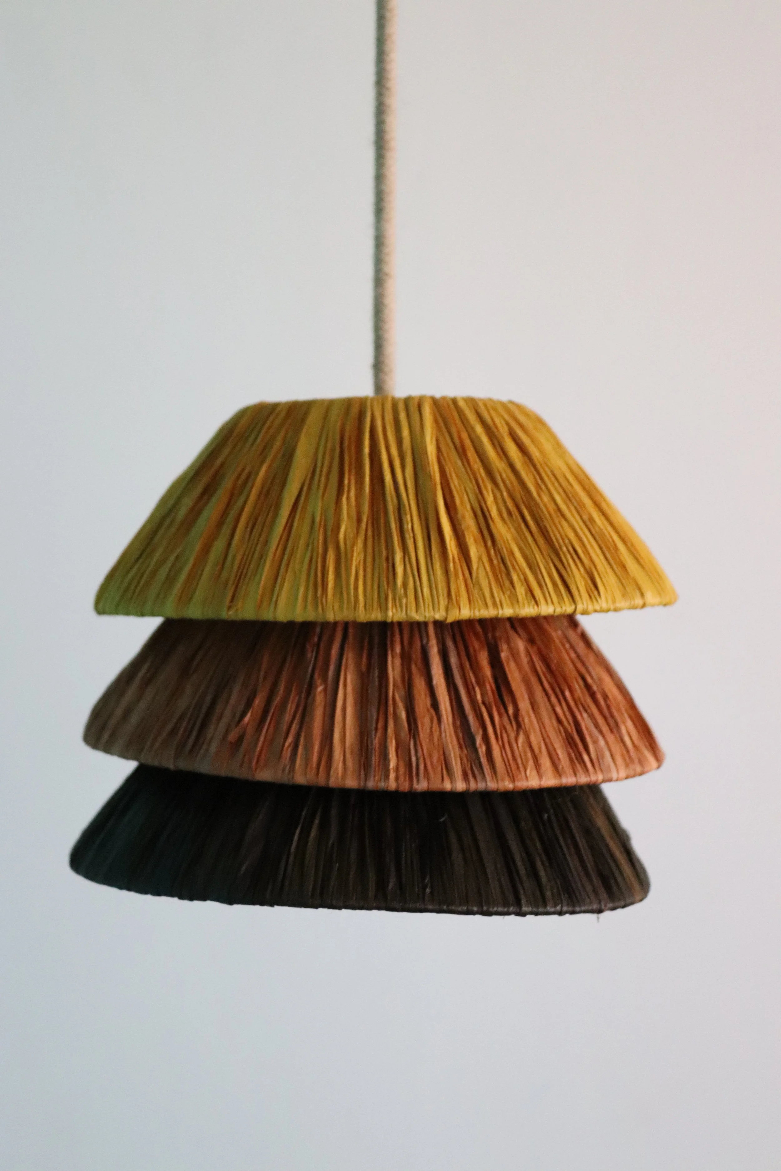 Lámpara TRINA multicolor de rafia, diseño artesanal exclusivo y personalizable