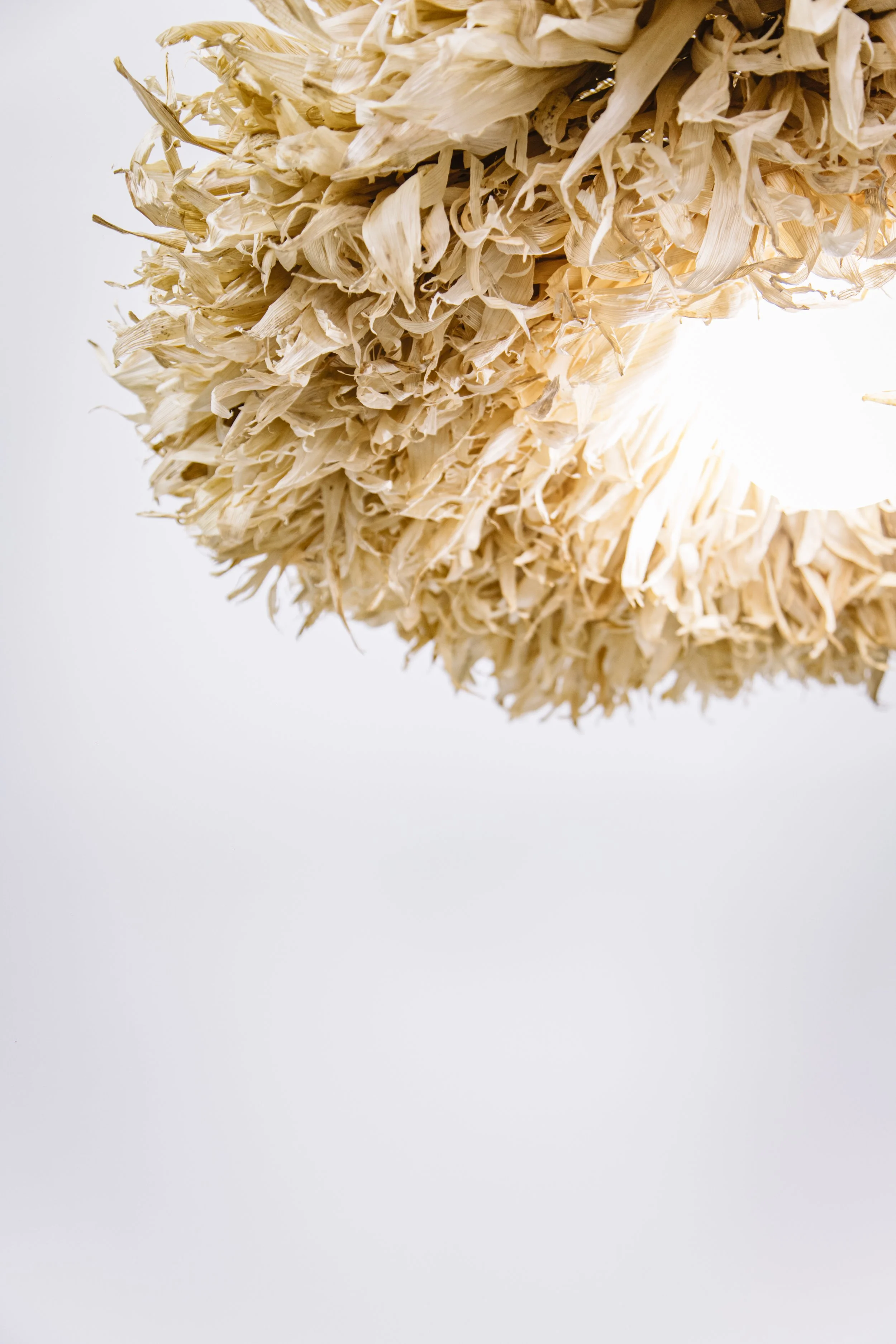 Detalle de fibras naturales y textura artesanal en una lámpara de rafia