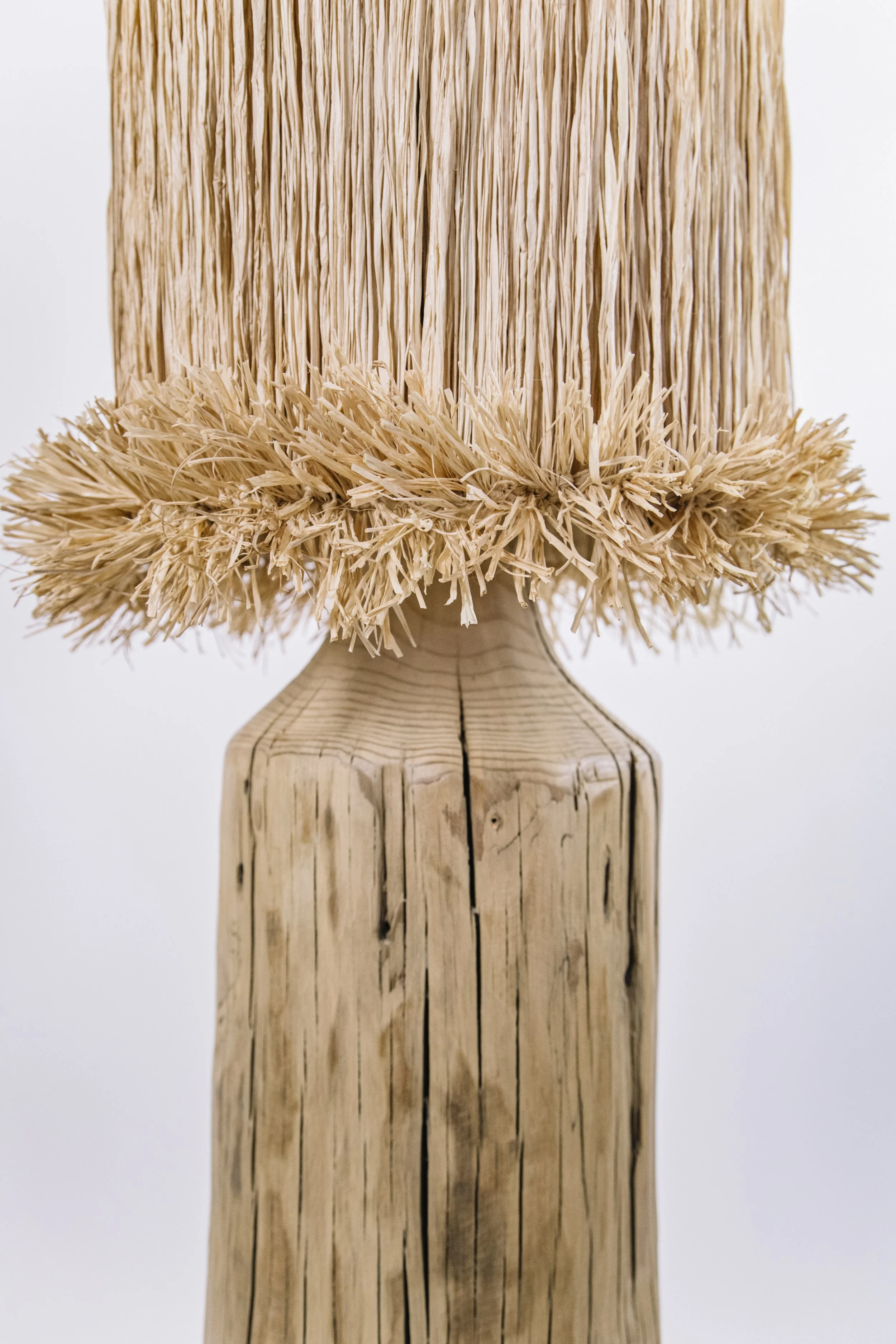 Lámpara artesanal Viloria de madera recuperada, hecha a mano, con textura natural y diseño escultórico.