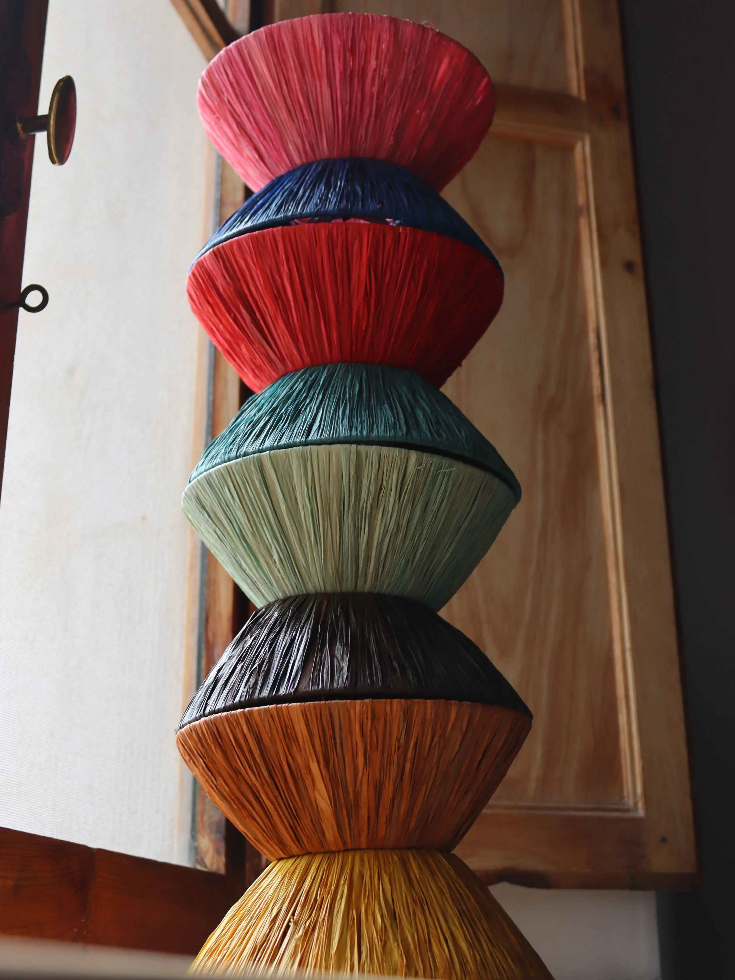 Lámpara TRINA multicolor de rafia artesanal junto a la ventana, diseño exclusivo y personalizable de dosana