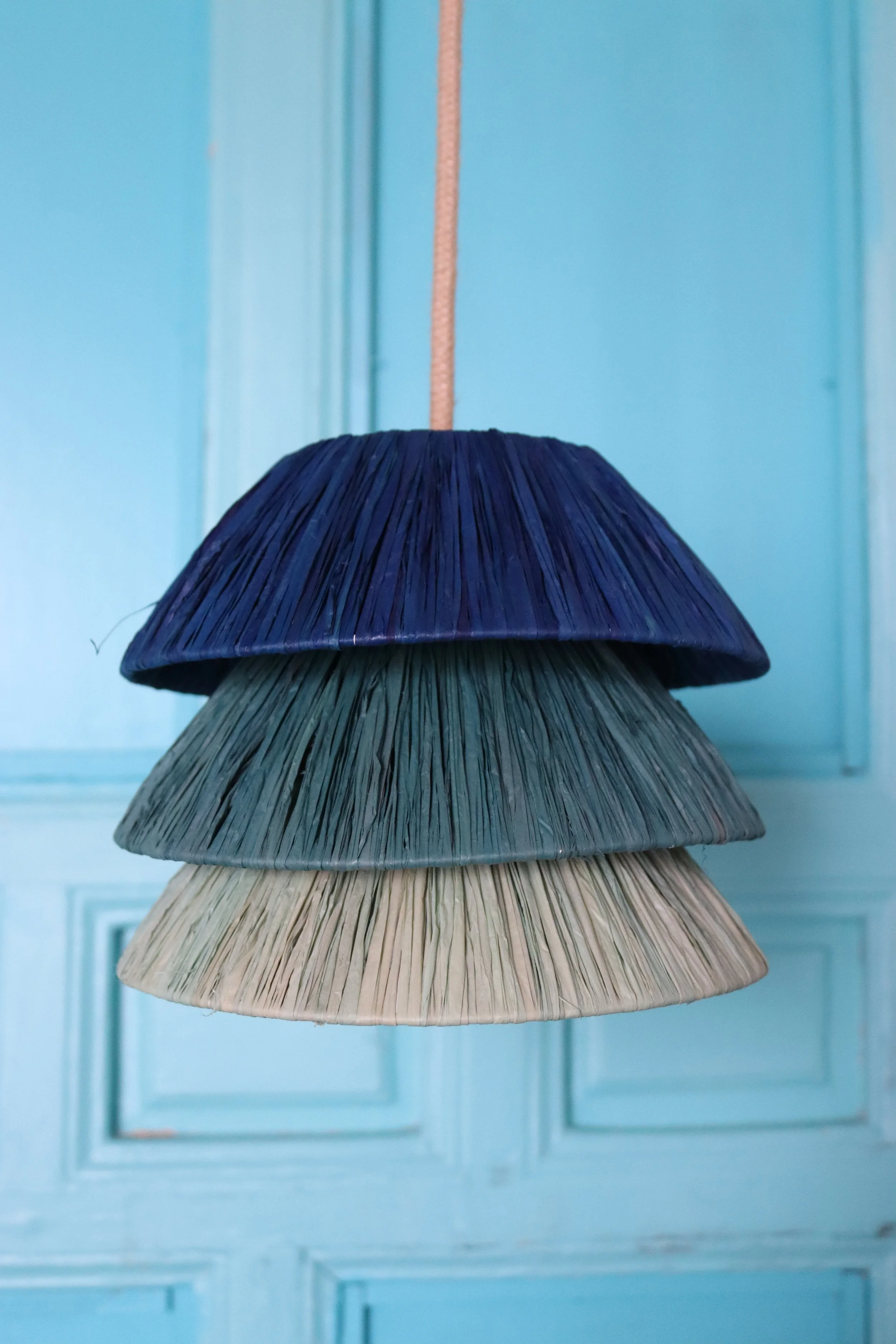 Lámpara TRINA de rafia artesanal en tres cuerpos azules, diseño mediterráneo personalizable