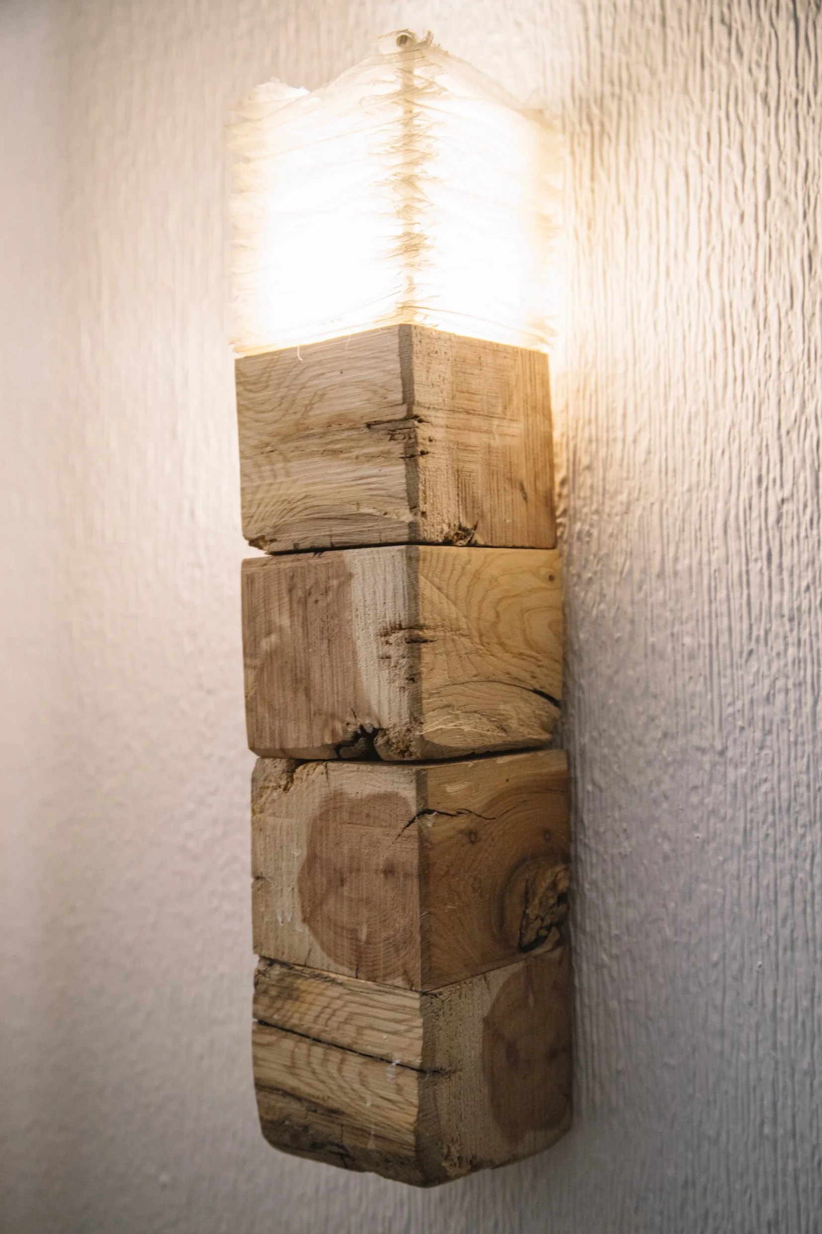 Aplique artesanal de madera de cubos apilados.
