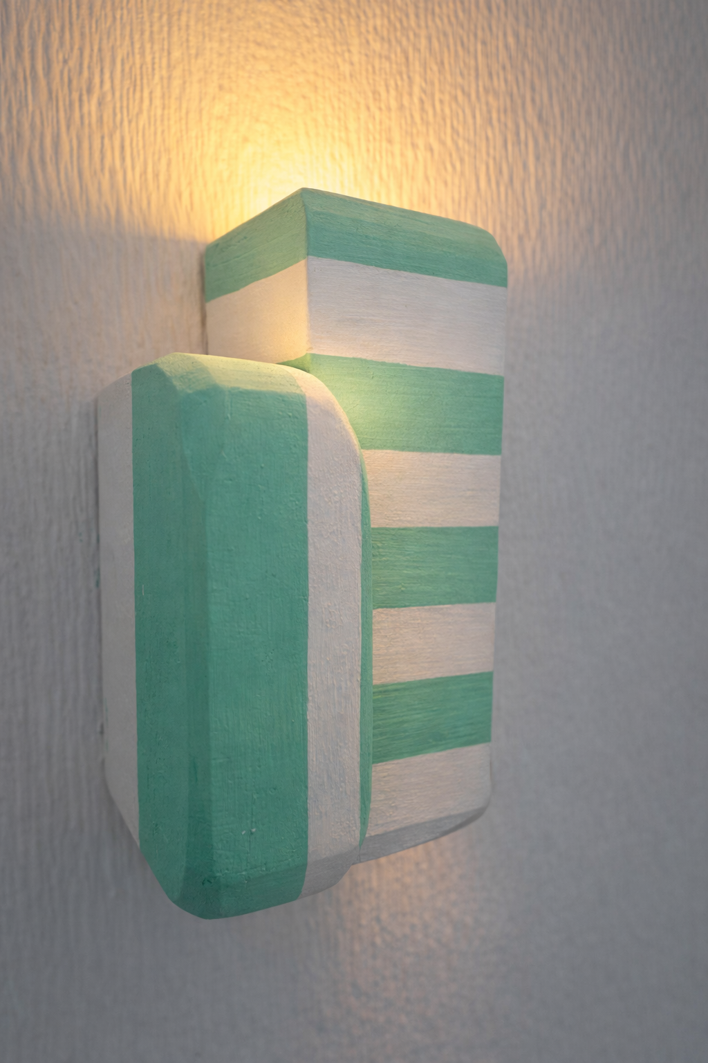 Pieza artesanal de diseño creada mediante geometrías y color.