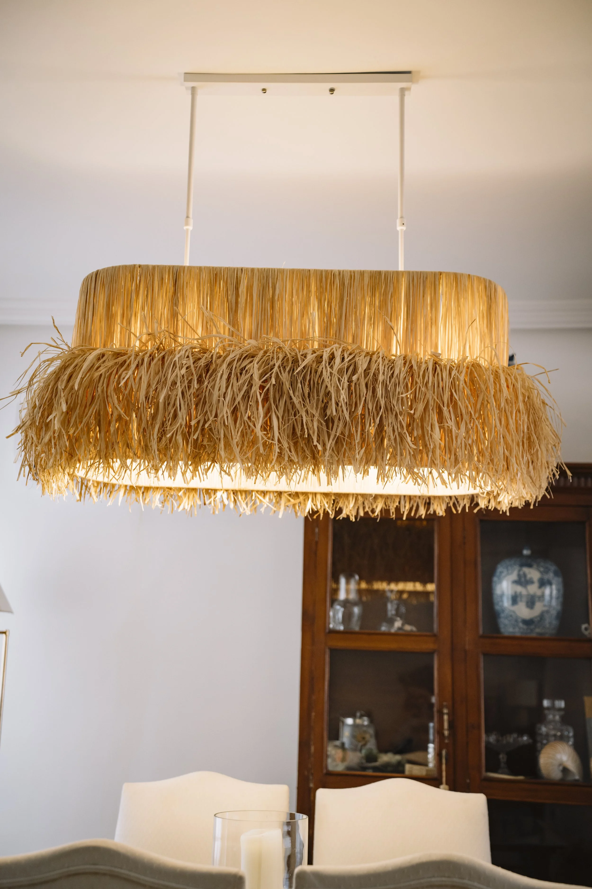 Lámpara artesanal suspendida para iluminar mesas de comedor.