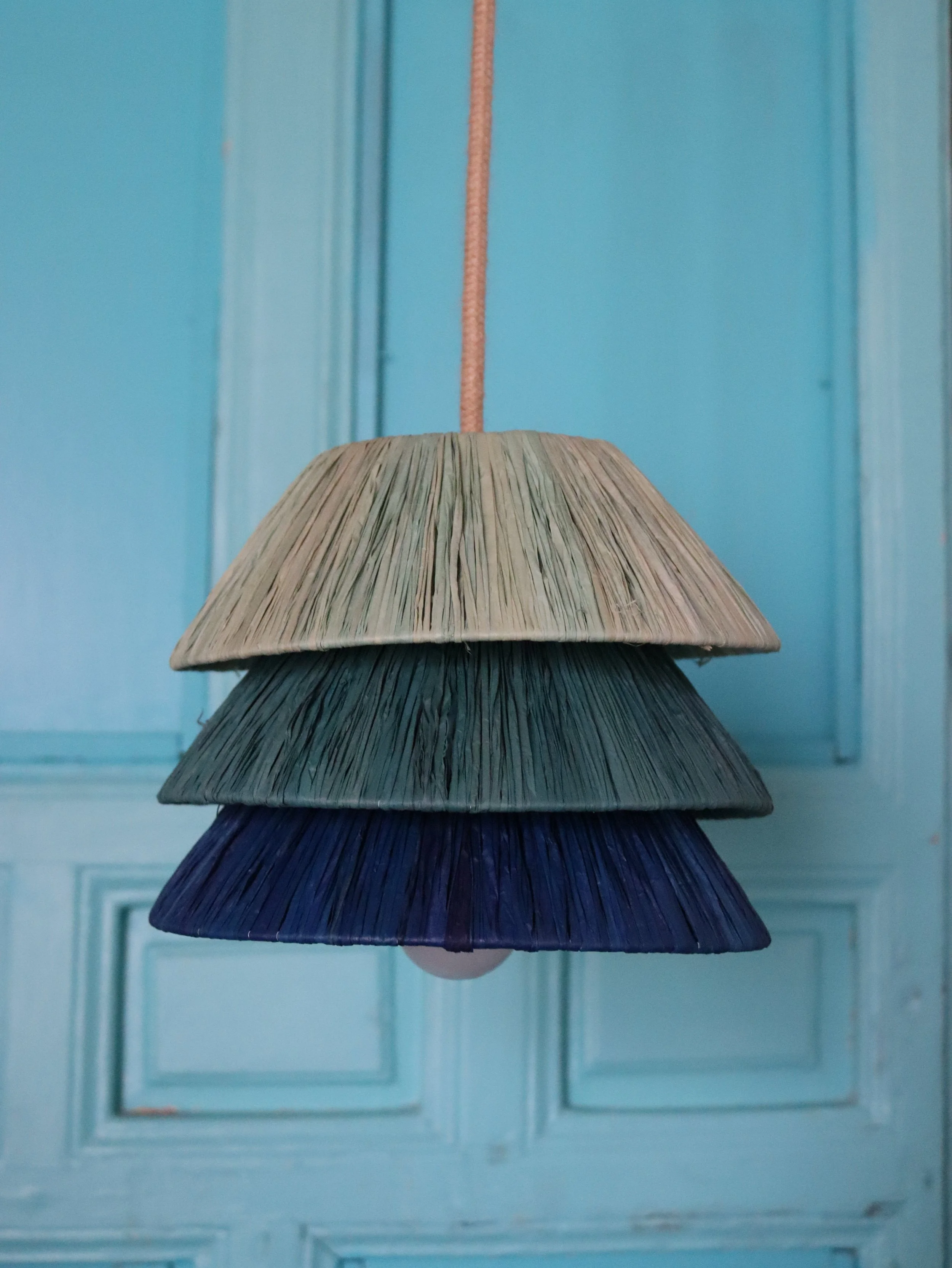Lámpara TRINA de tres cuerpos en rafia azul, diseño contemporáneo mediterráneo