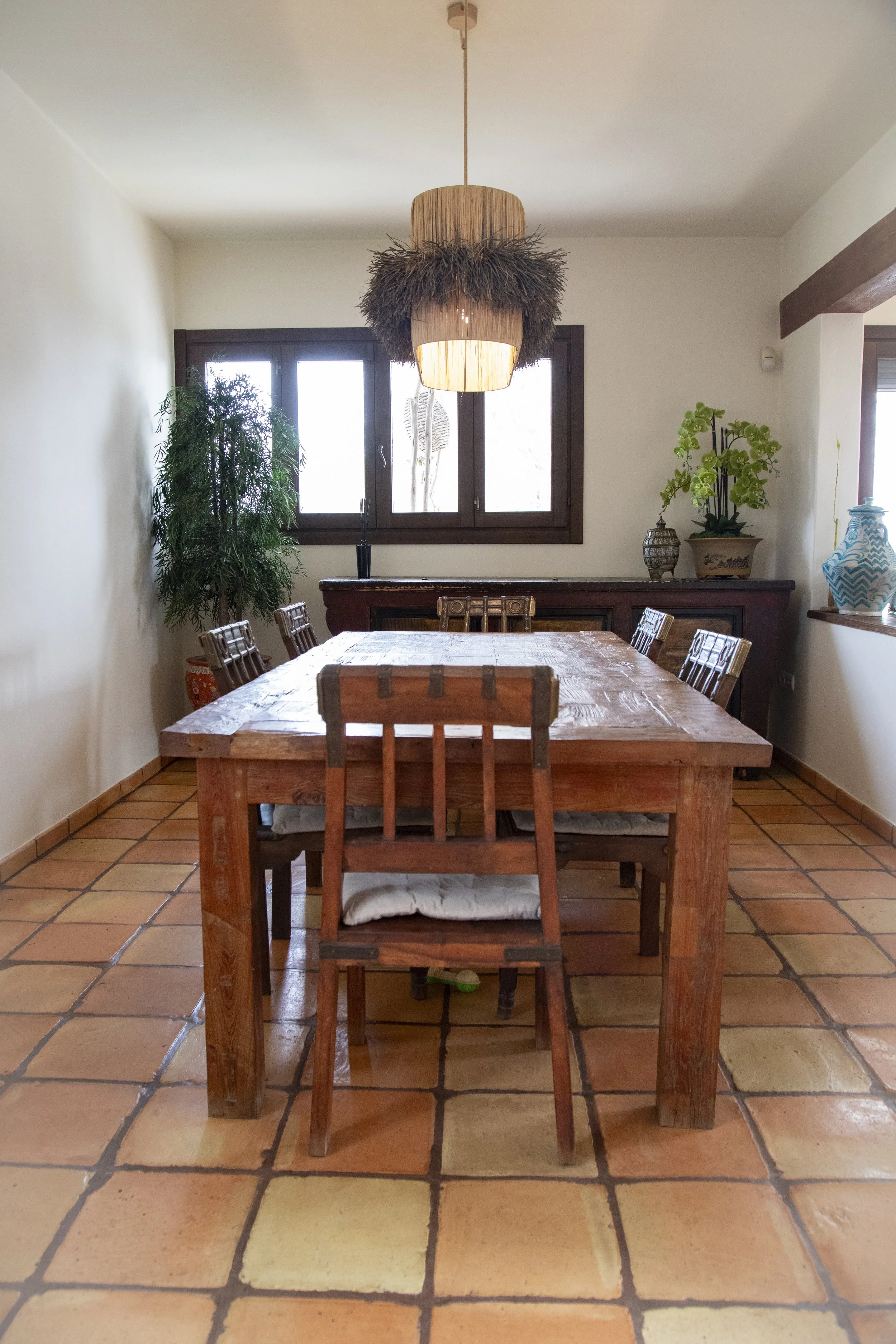 Vista en ambiente de la lámpara MANJA, diseño mediterráneo de gran formato hecho a mano.