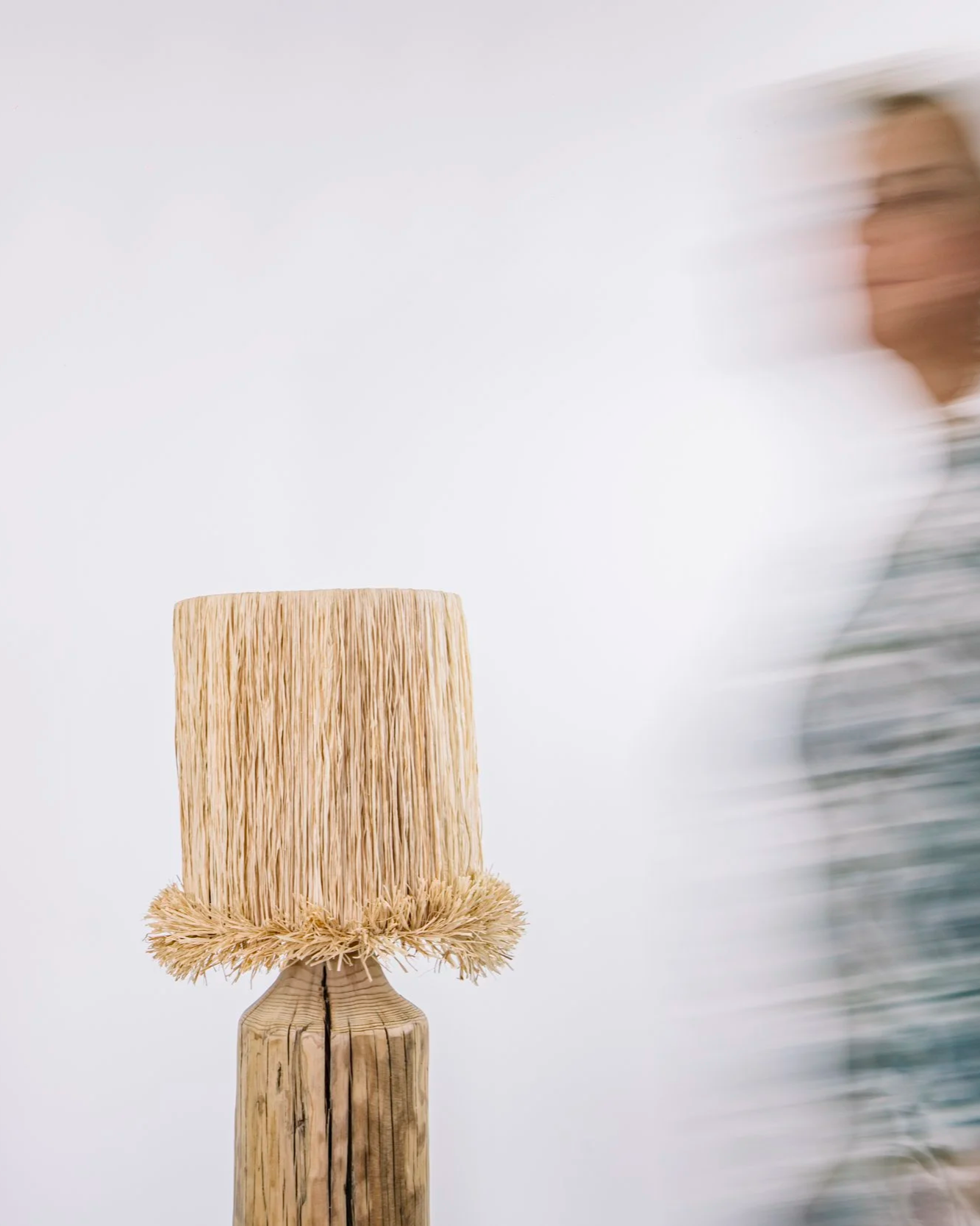 Una lámpara de madera recuperada con pantalla de fibras naturales Viloria de dosana.