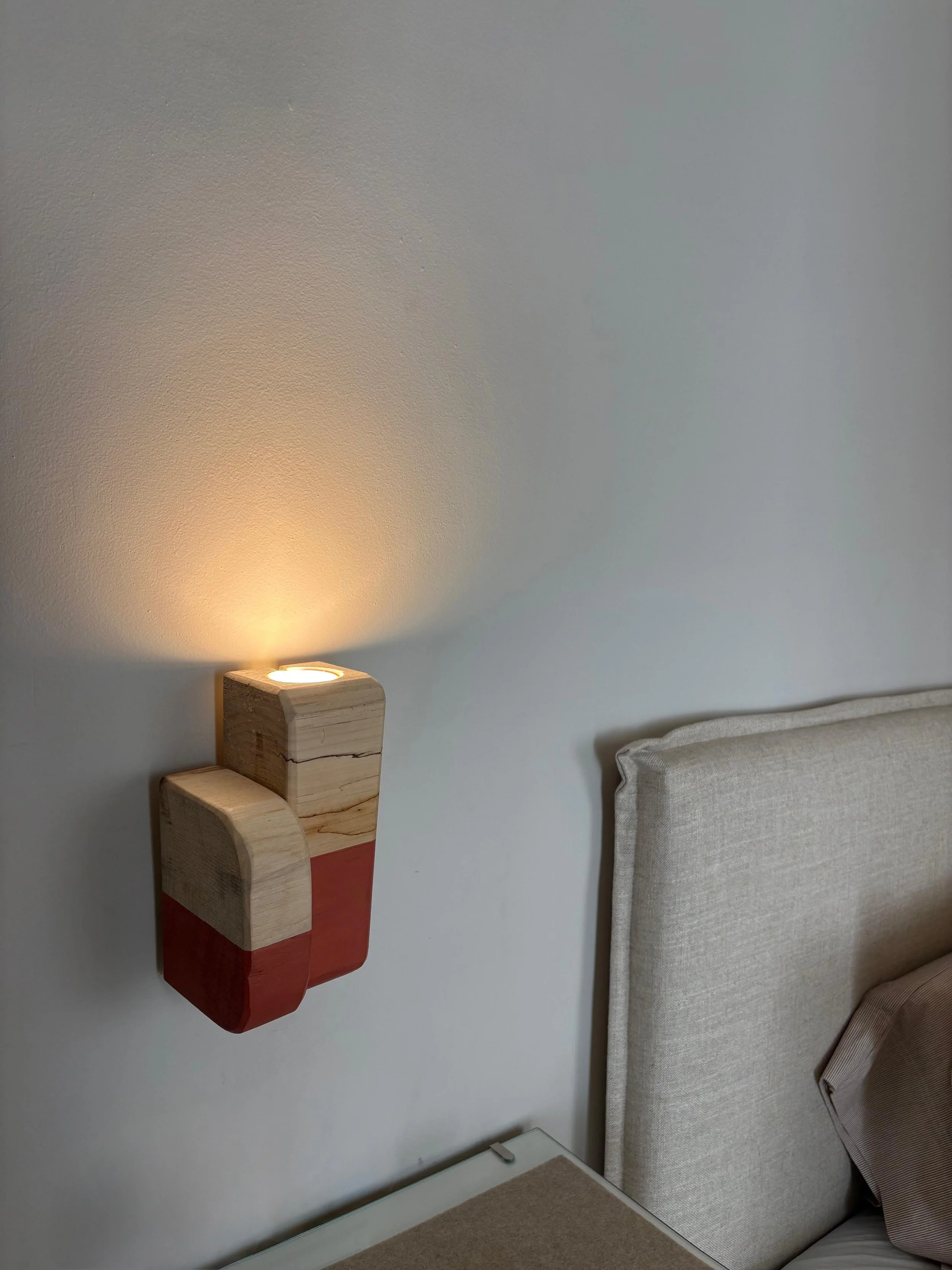 Aplique artesanal de madera maciza y color personalizable fabricado a mano.