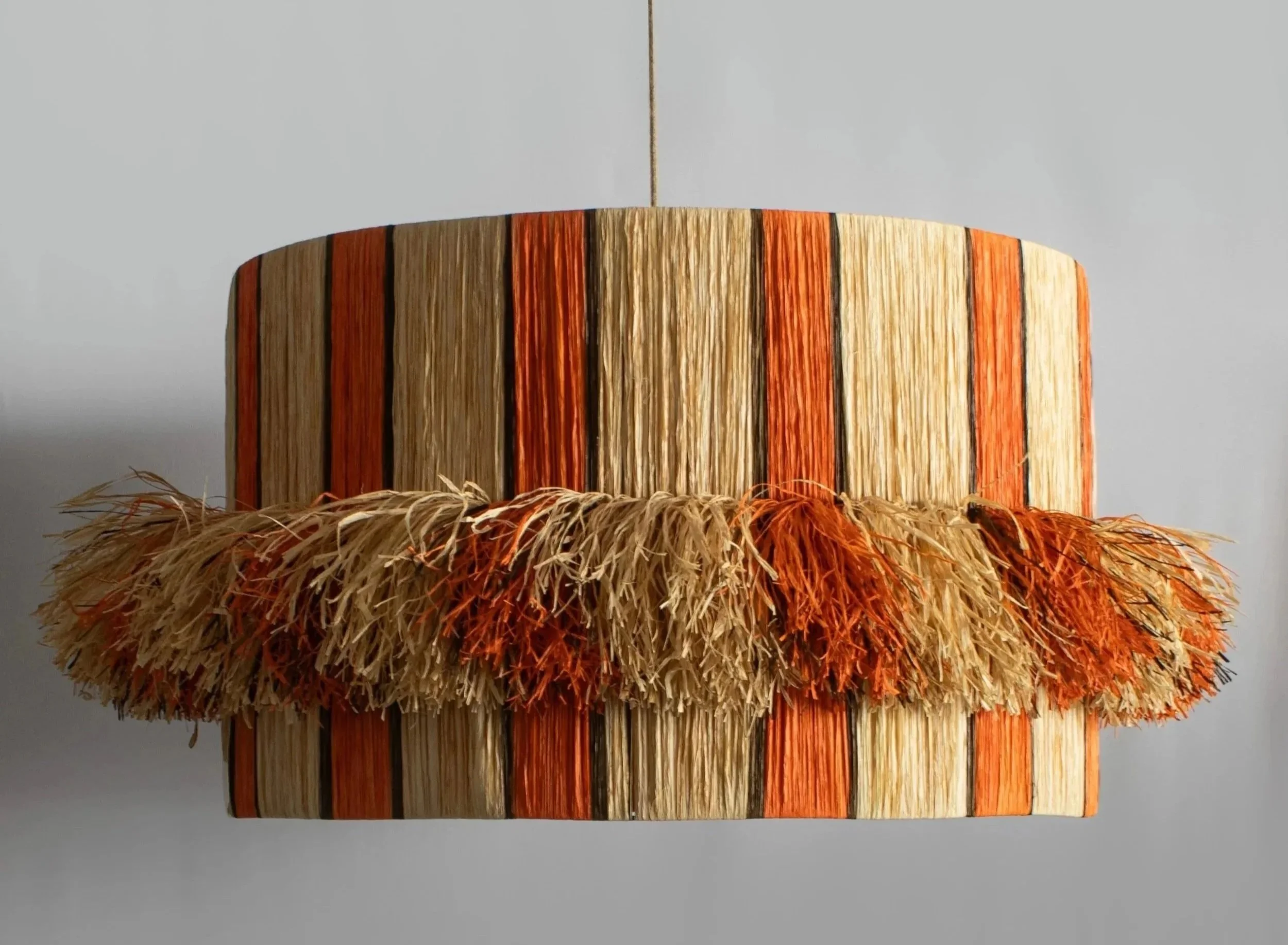 Lámpara BAOVAO de rafia natural hecha a mano en España, diseño artesanal dosana