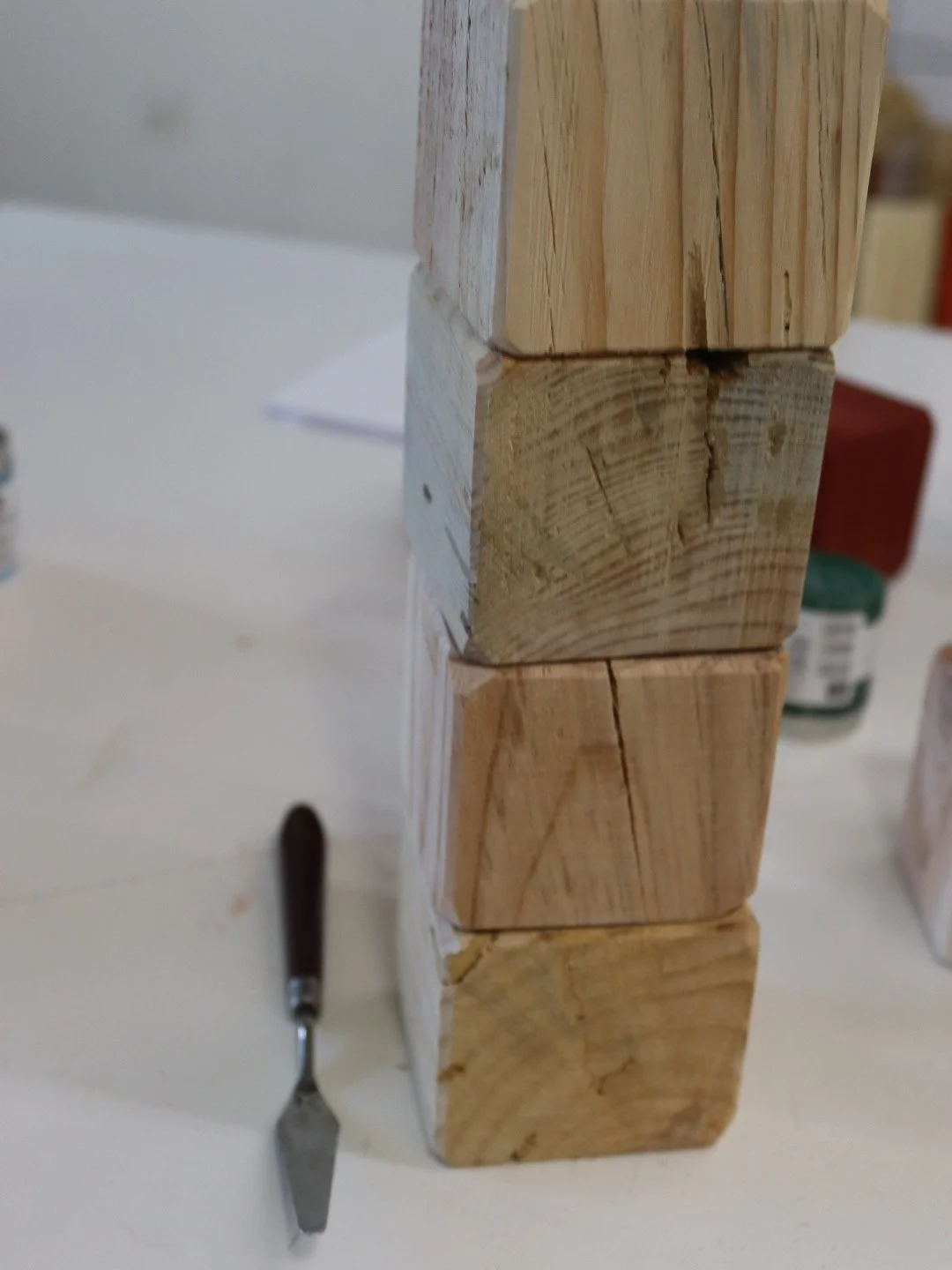HAZO en madera natural durante el proceso artesanal de montaje