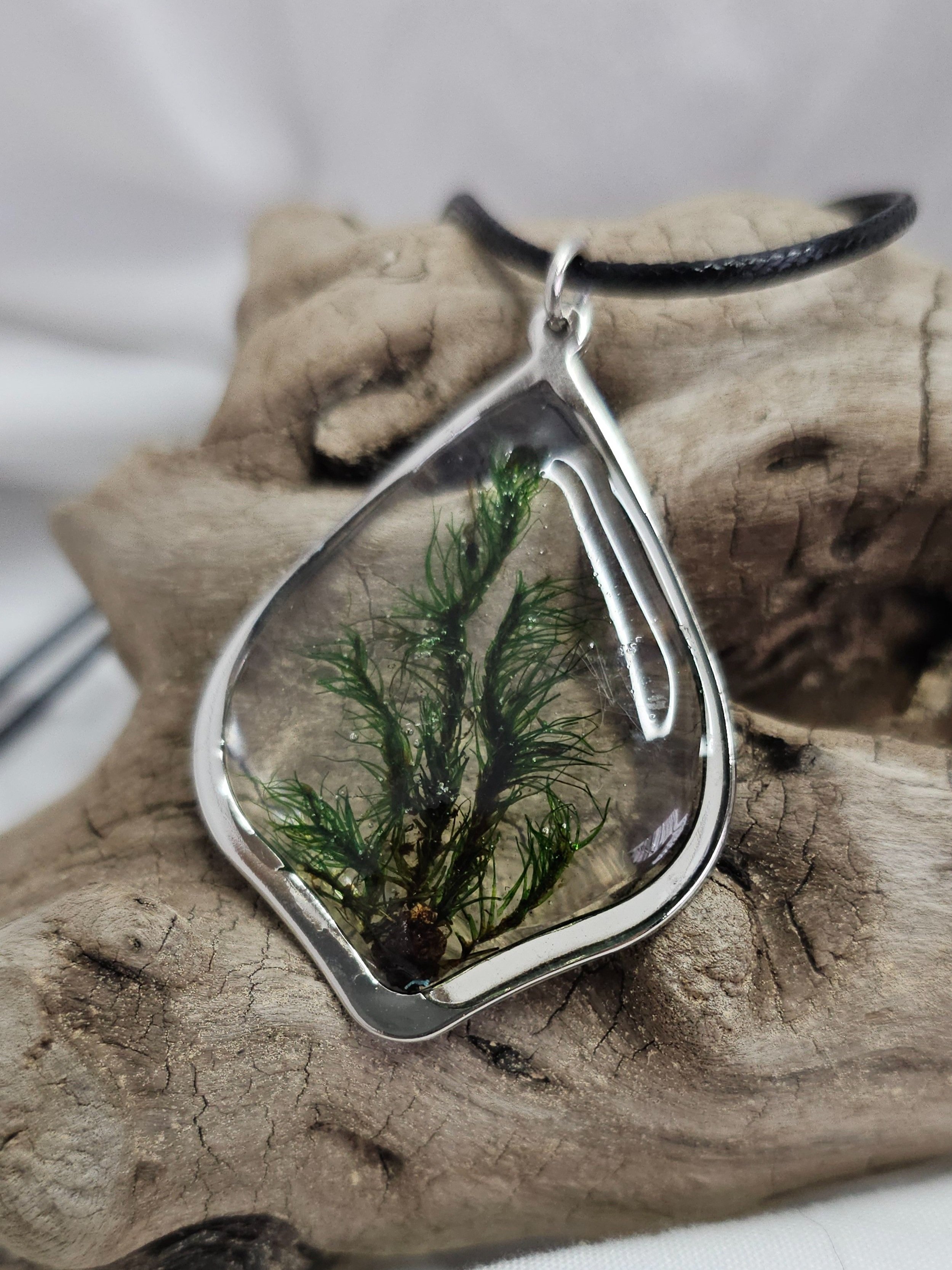 Moss Pendant with Silver Color Open Bezel
