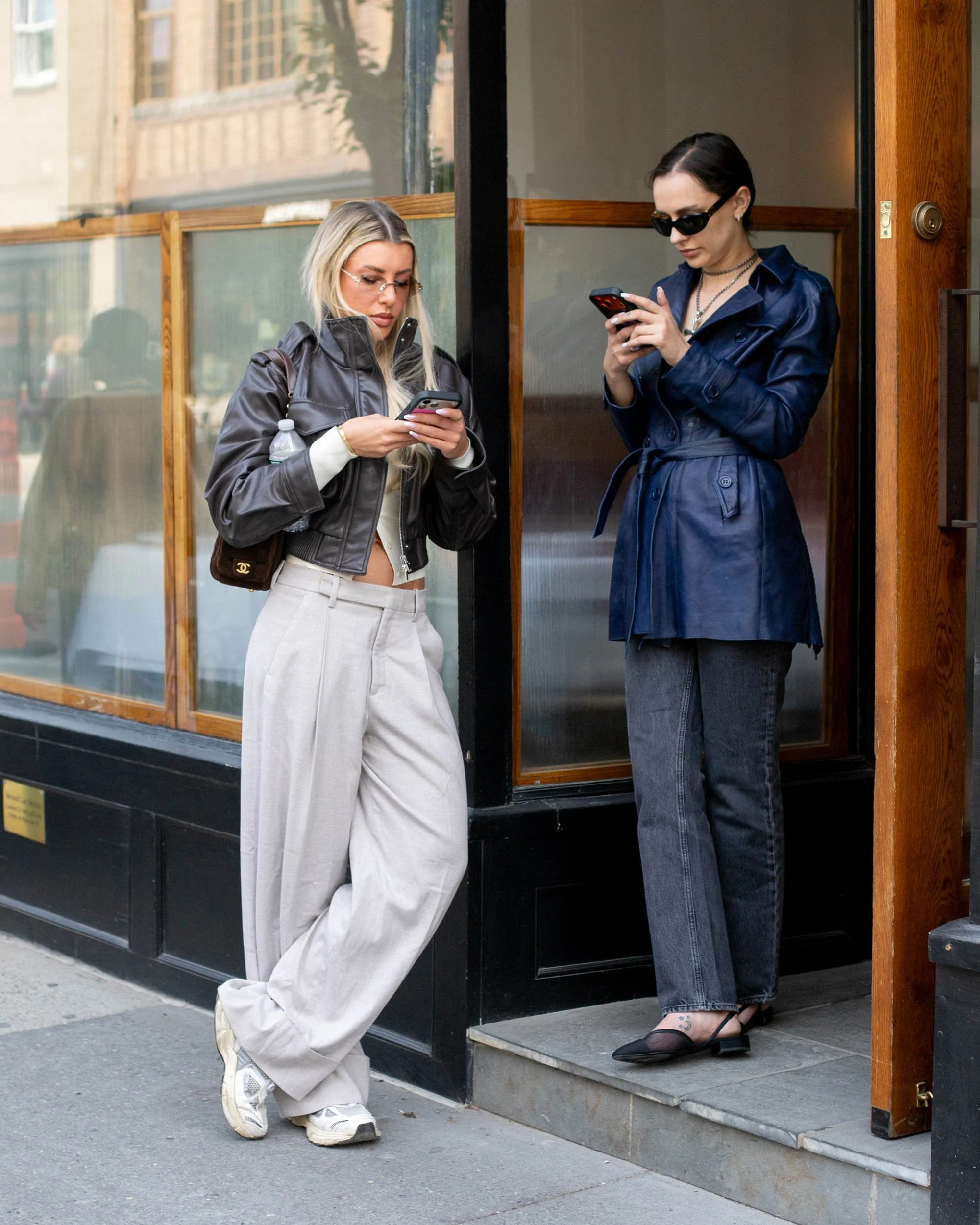 Street style x Lisa and Cheyenne

Have a good week, everyone!

#streetstyle #nycphotographer

Questions: Link in the bio