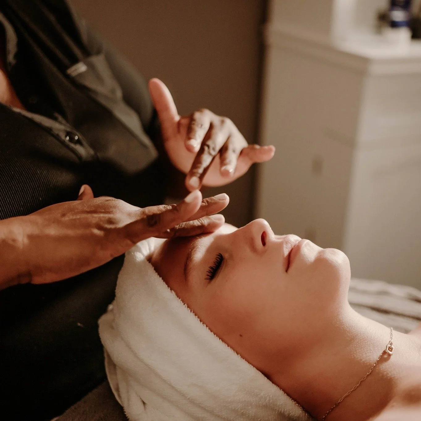 💆&zwj;♀️ SELF-CARE SUNDAY AT Blue Rose Salon &amp; Spa 💆&zwj;♀️

Sunday is the PERFECT day to treat yourself! Blue Rose Salon &amp; Spa has everything you need to feel absolutely amazing!

✨ What's waiting for you:
💇&zwj;♀️ Fresh haircut for a fre