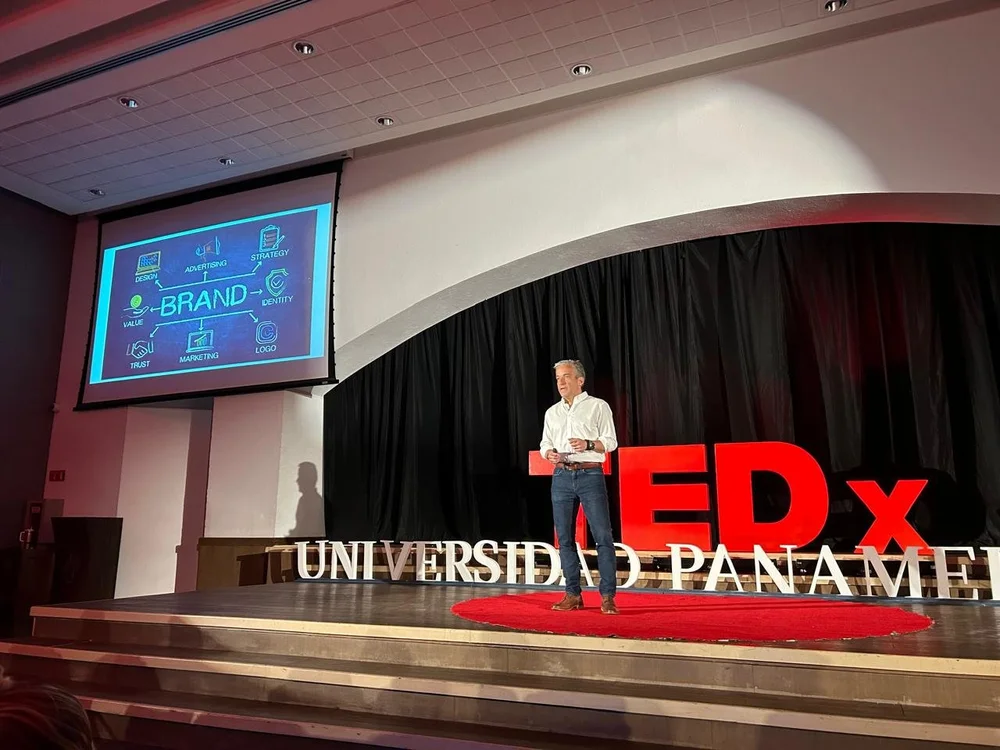 Luis Zubieta en el escenario de su charla TEDx