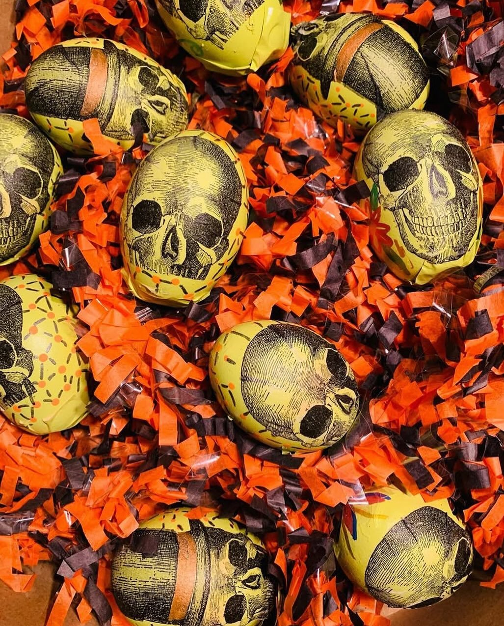 Halloween Cascarones  #cascarones #Halloween  #eggs #skulls #Halloweentreats