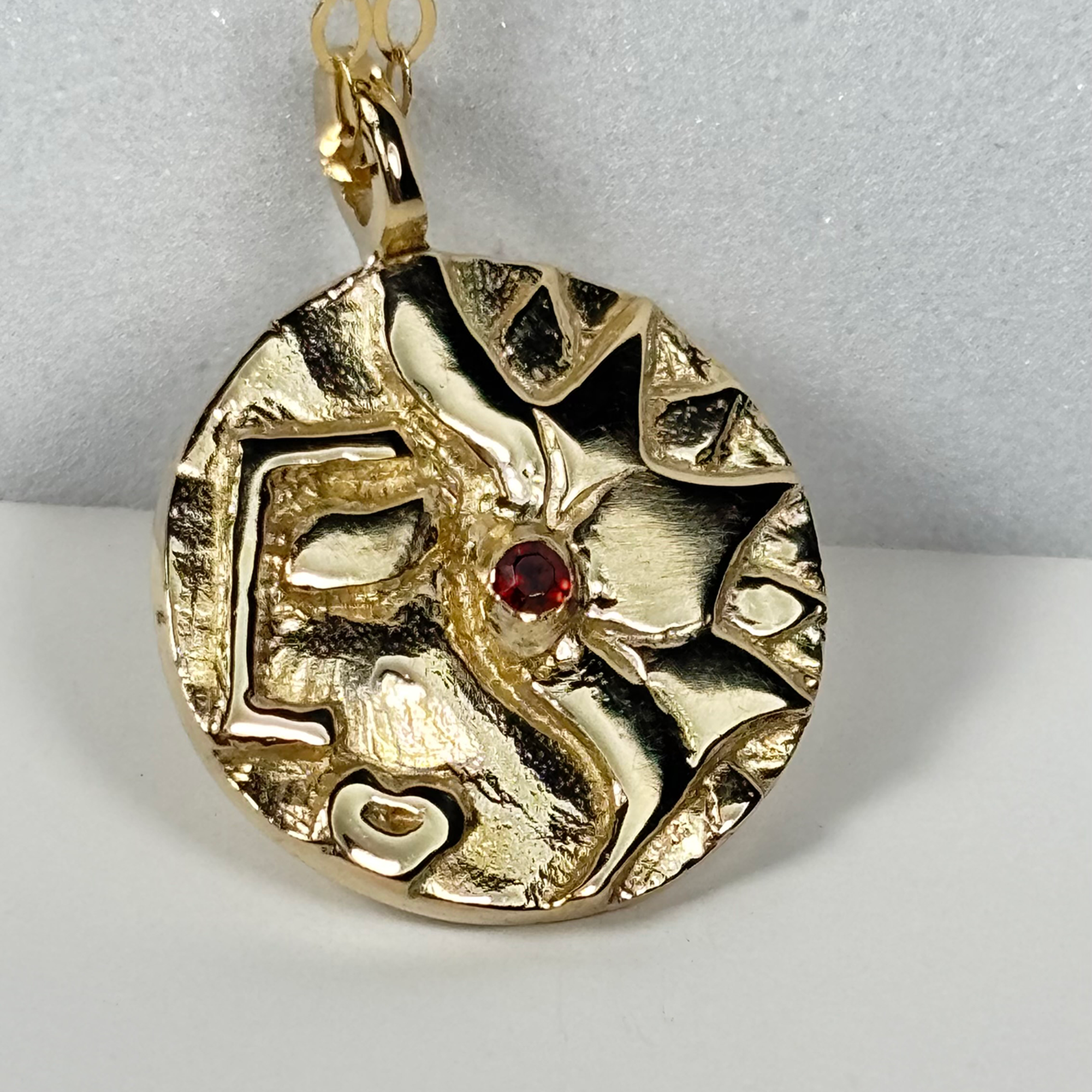 AILEACH MOON FIRE PENDANT 9CT GOLD GARNET 04B CROPPRODUCT 03.png