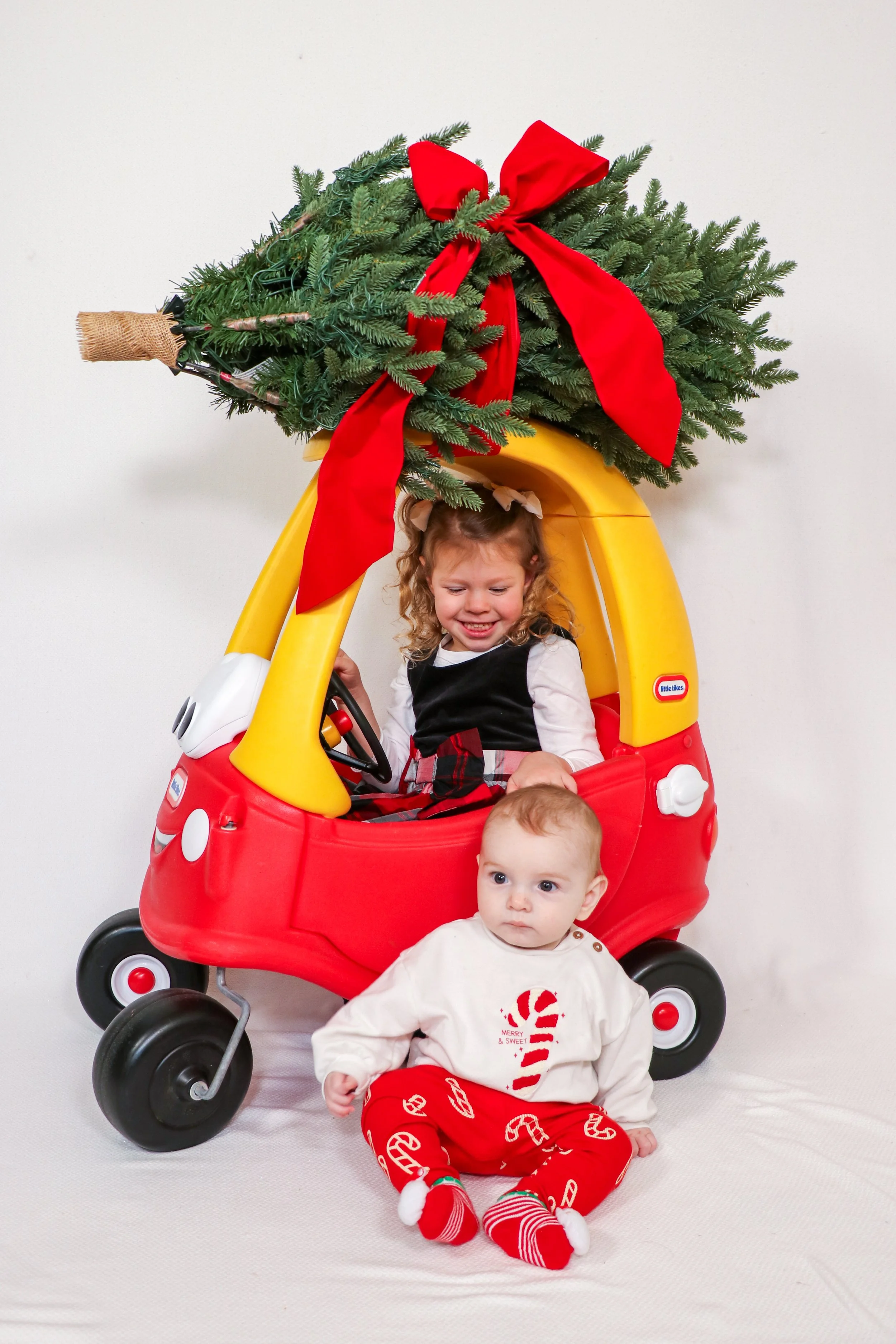 christmas tree car family session.jpg