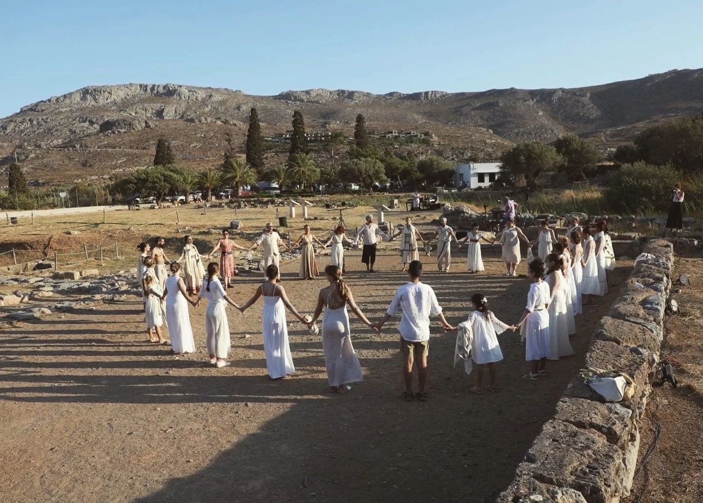 In every Anamnesis performance, a call is opened to the local community.

Children and adults are invited to participate.

Together with the artistic team, they are guided through a process of embodiment, learning, and shared creation. 

Through embo