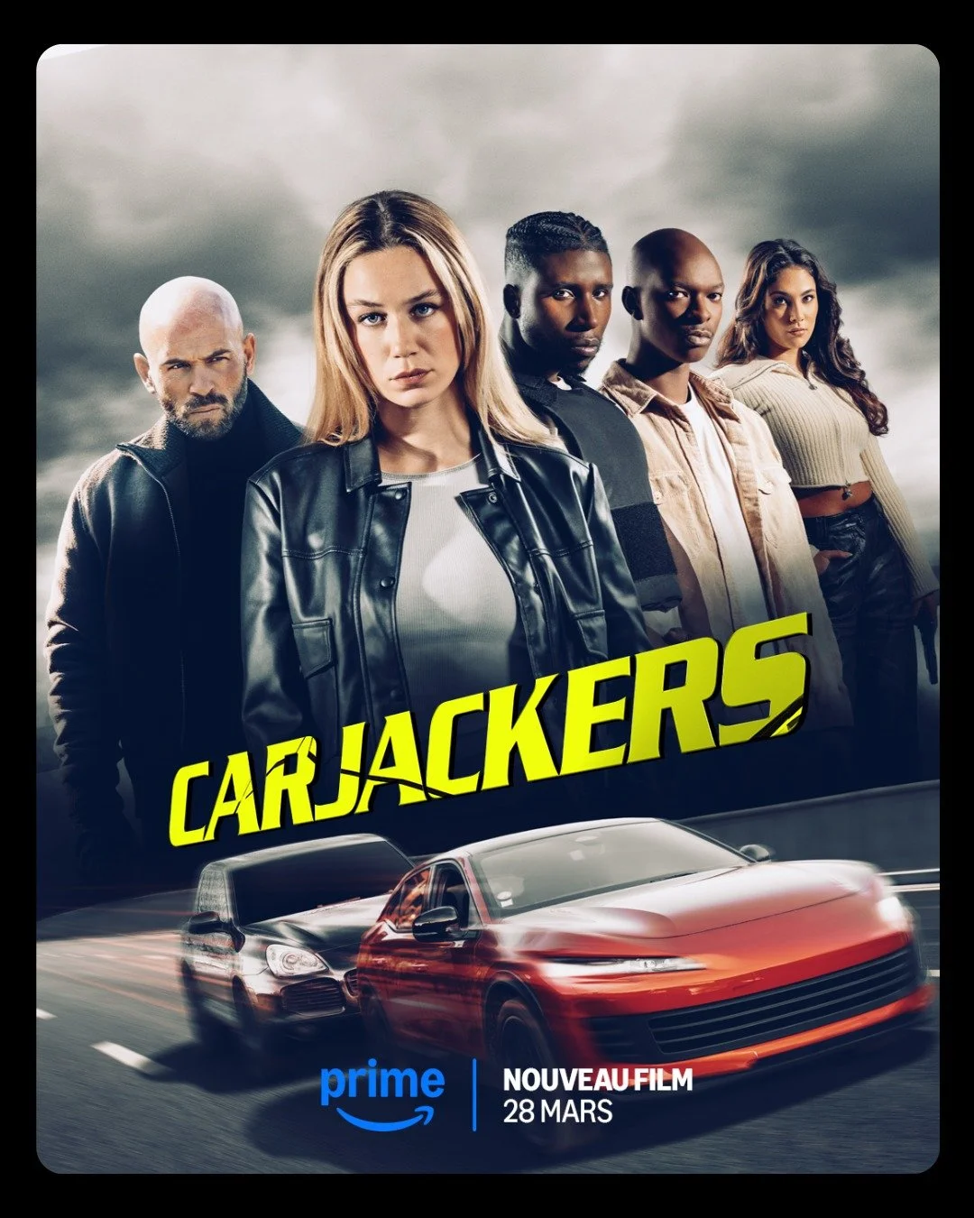 Poster de la série "Carjackers" montrant cinq jeunes personnes avec des voitures de course, sous un ciel nuageux, avec le logo Prime et la date de sortie 28 mars.