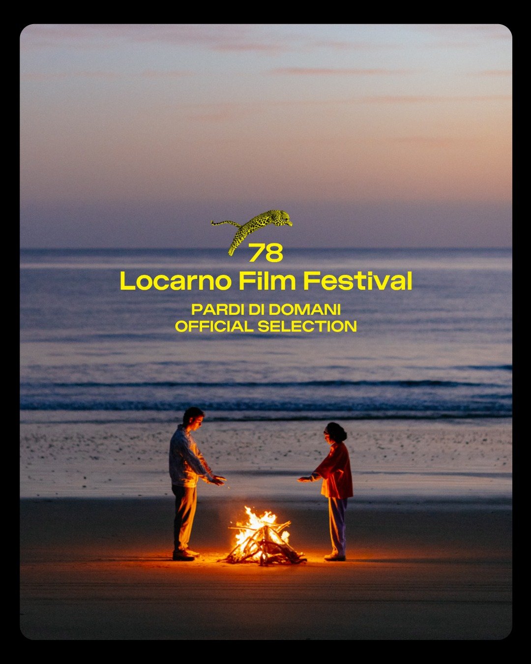 Affiche du Festival de cinéma Locarno 2023 avec deux personnes autour d'un feu de camp sur la plage, un léopard sautant dans le ciel et le texte "78 Locarno Film Festival, Pardi di Domani, Official Selection".