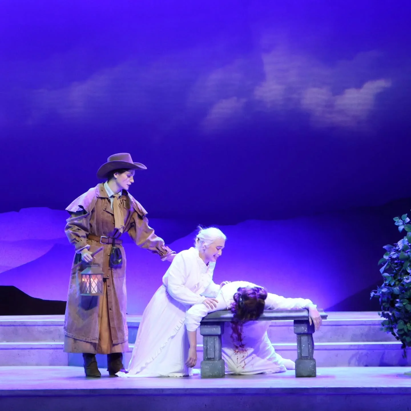 ✞𝕯𝖗𝖆𝖈𝖚𝖑𝖆✞
DR VAN HELSING is a woman?! 'You noticed!' This costume seems to be quite the popular among many! The wonderful Sunjoo made these split skirt pants, to reflect a time when ladies were breaking the barrier away from gender expectation