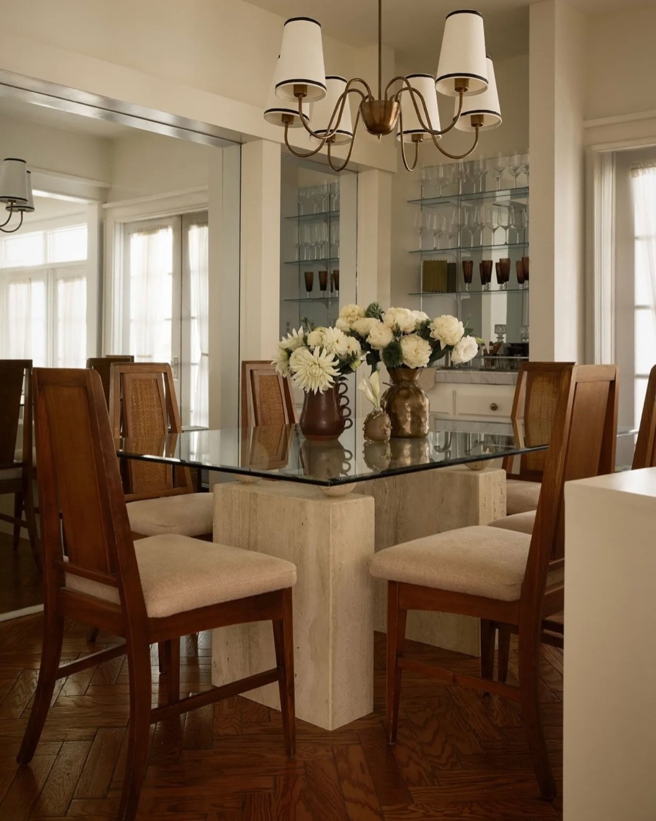 a balanced blend of old and new in our formal dining room 🗝️

now featured in @admiddleeast // captured by @tinamichellephoto
