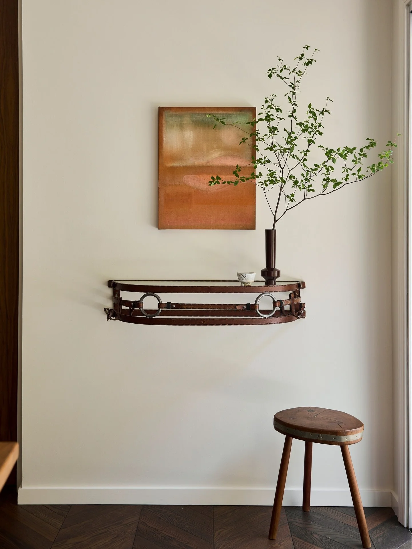 the eras tour: Japanese objects from @ry_yakimono_gallery_kyoto + @thewindowla rest on a 1960s shelf from @southlooploft beneath The Mirage by @kristengiorgi.studio 🪽

featured in @ad_italia