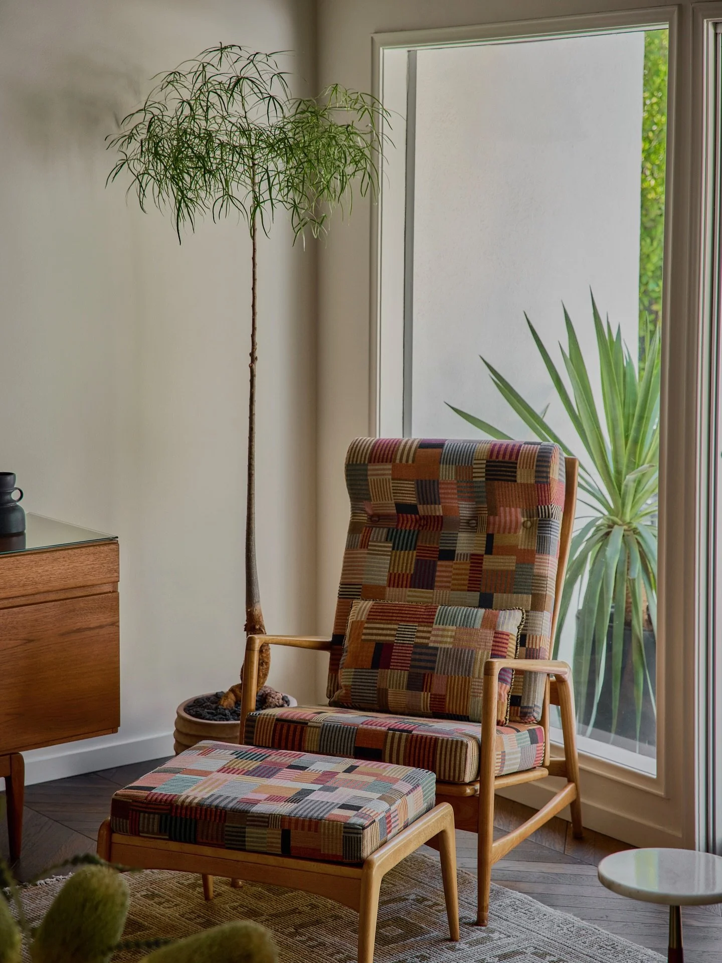 pattern play for J&rsquo;s chair 🟫◻️ @jeremyplattform 

sitting pretty in @ad_italia